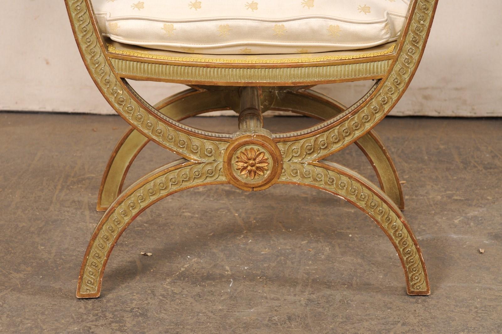 Tabouret Curule italien en bois sculpté avec coussin d'assise en vente 8