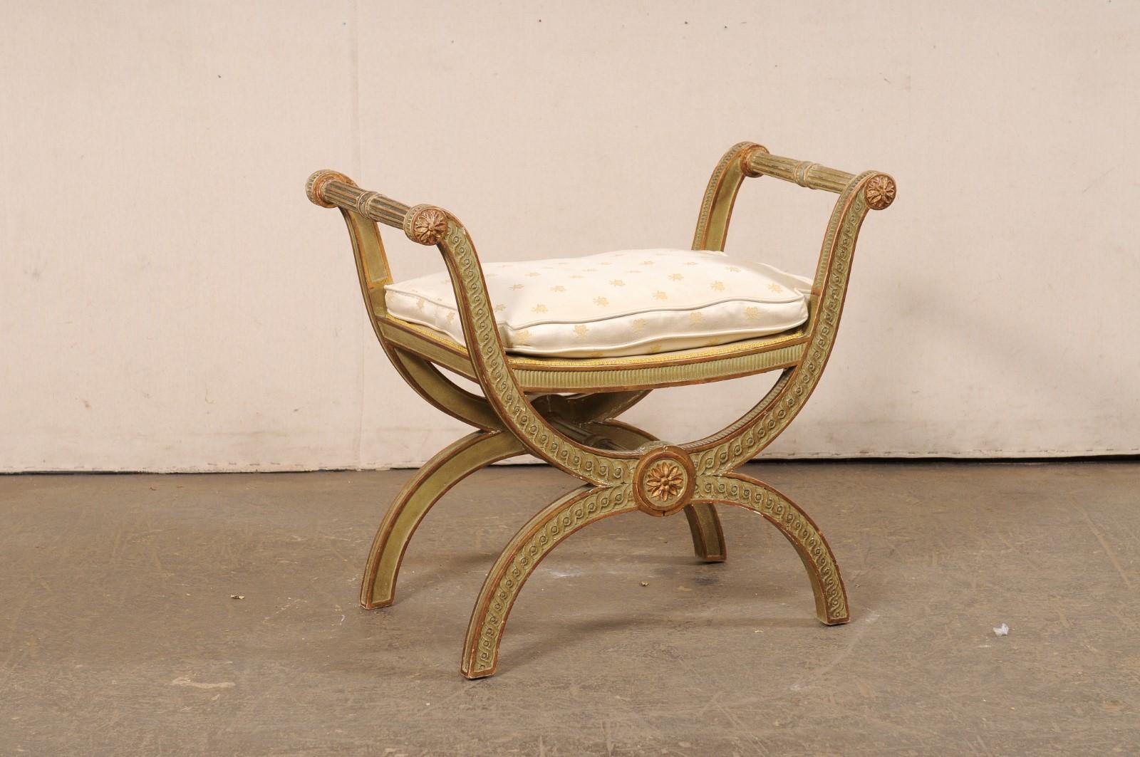 Tabouret italien en bois sculpté et curule, avec siège rembourré, du milieu du 20e siècle. Ce tabouret italien du milieu du siècle a été créé dans le style Curule (ou souvent appelé Dante), avec des pieds composés de deux demi-lunes, qui s'attachent