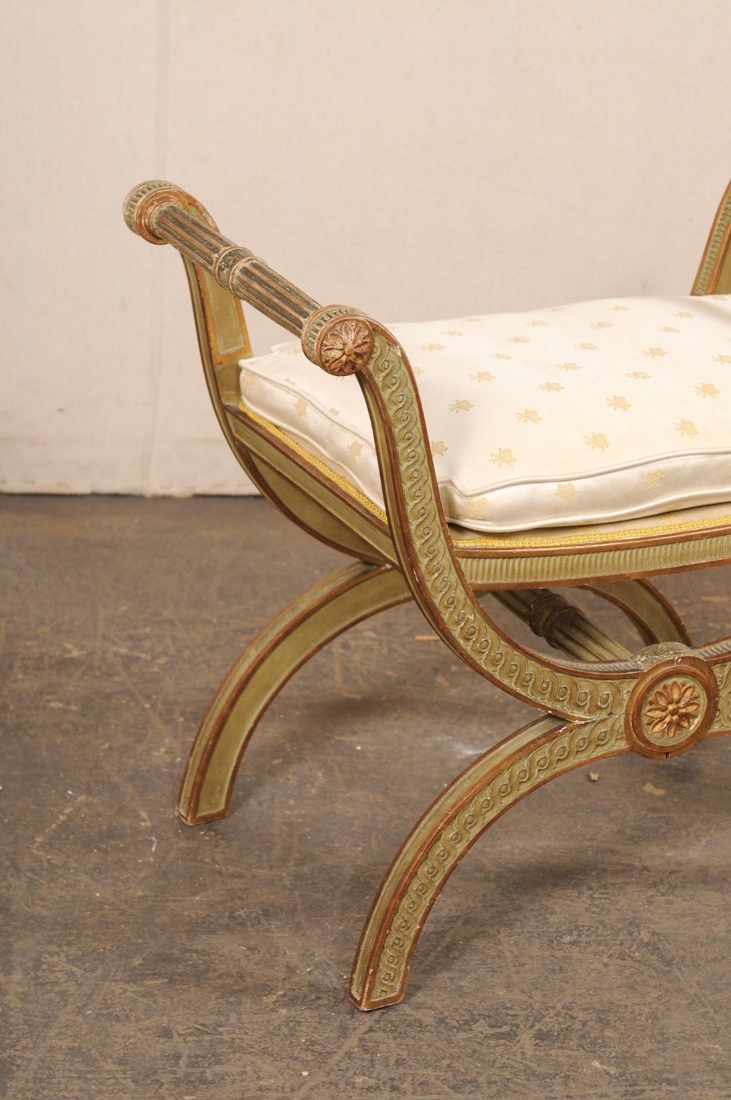 Tabouret Curule italien en bois sculpté avec coussin d'assise Bon état - En vente à Atlanta, GA