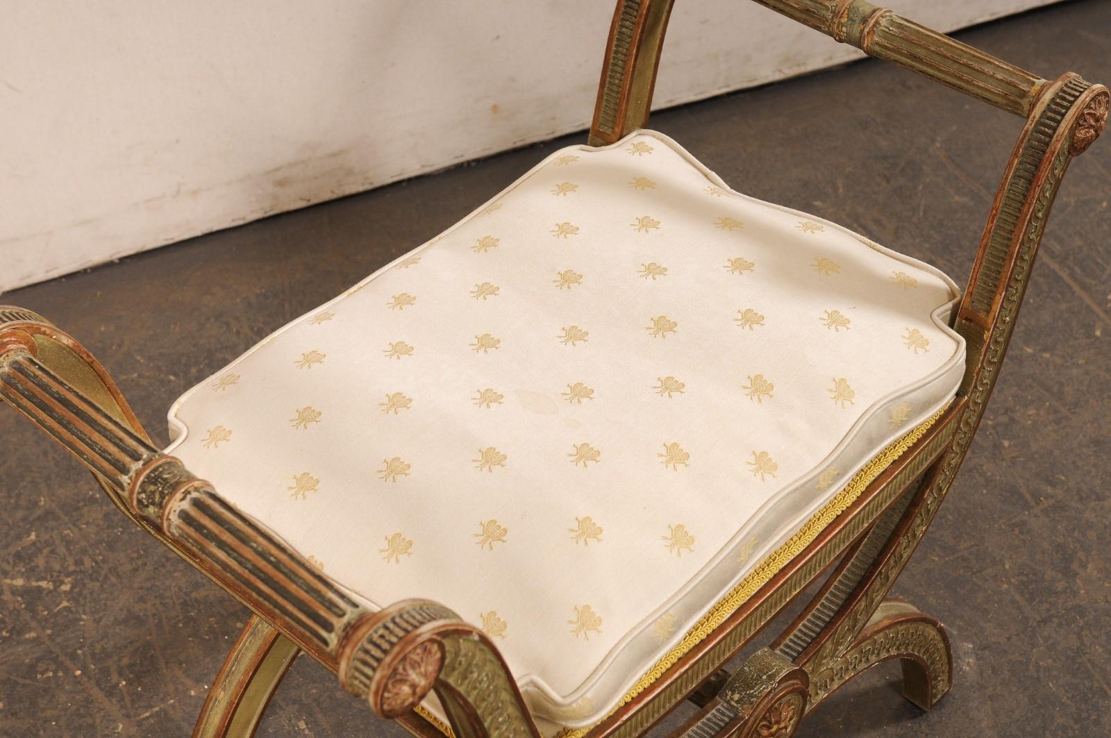 20ième siècle Tabouret Curule italien en bois sculpté avec coussin d'assise en vente