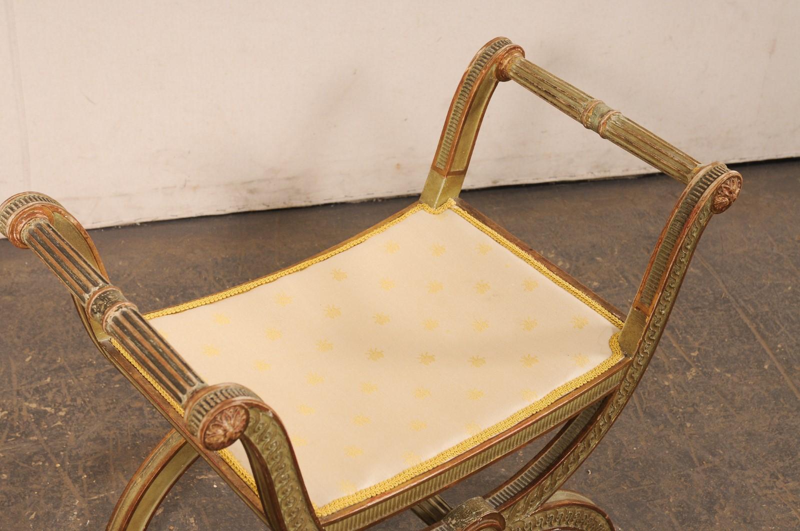 Bois Tabouret Curule italien en bois sculpté avec coussin d'assise en vente