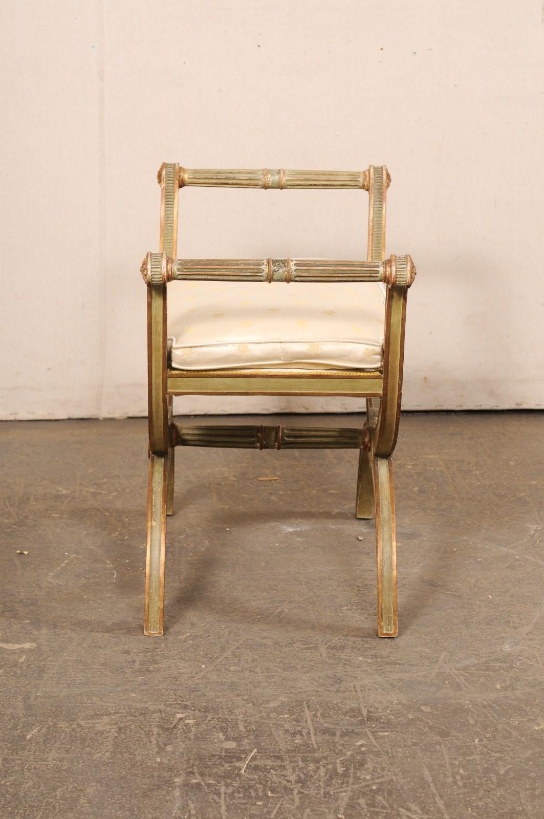 Tabouret Curule italien en bois sculpté avec coussin d'assise en vente 1