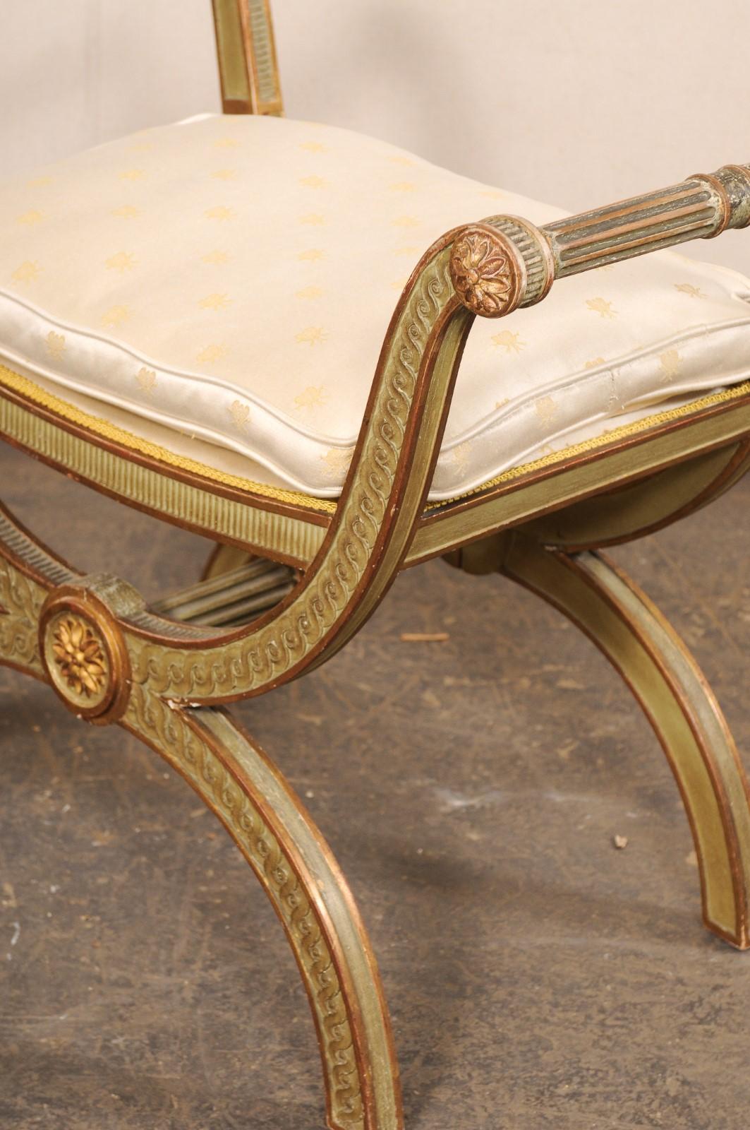 Tabouret Curule italien en bois sculpté avec coussin d'assise en vente 2