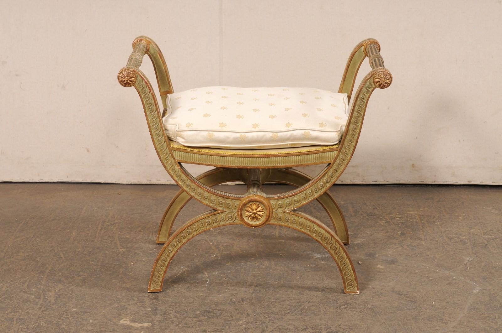 Tabouret Curule italien en bois sculpté avec coussin d'assise en vente 3