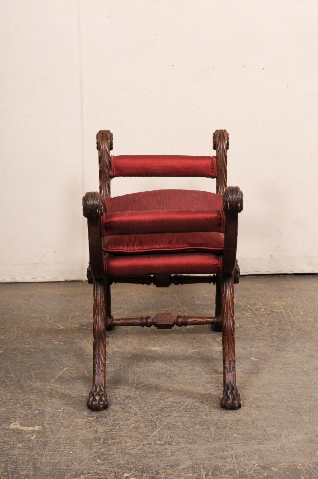 Taburete italiano de madera tallada con patas, principios del S. XX en venta 5