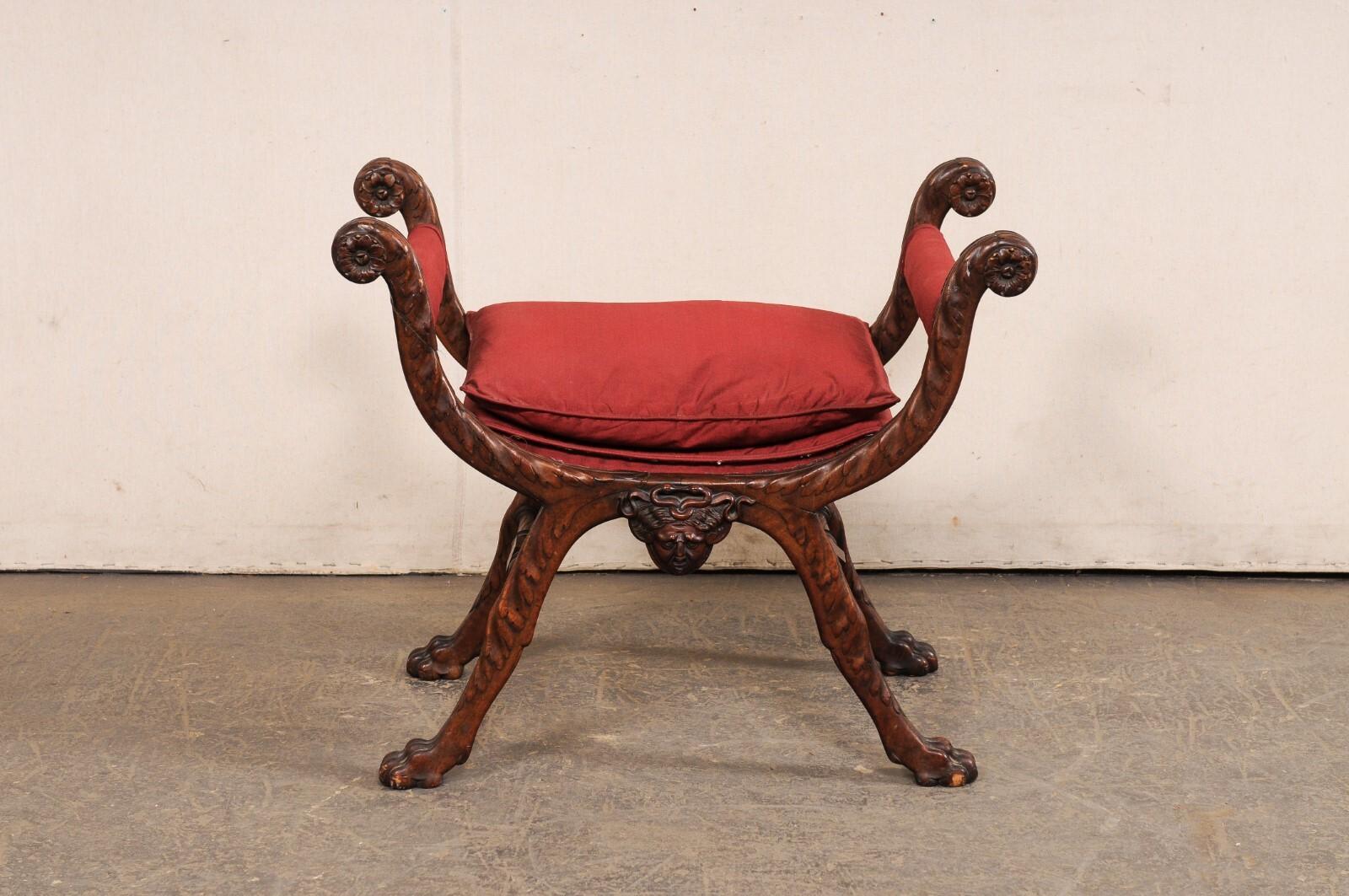 Taburete italiano de madera tallada con patas, principios del S. XX en venta 7