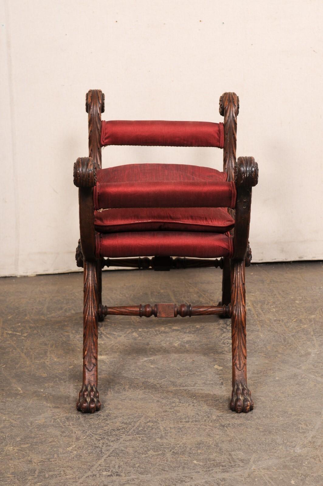 Taburete italiano de madera tallada con patas, principios del S. XX Tapicería en venta