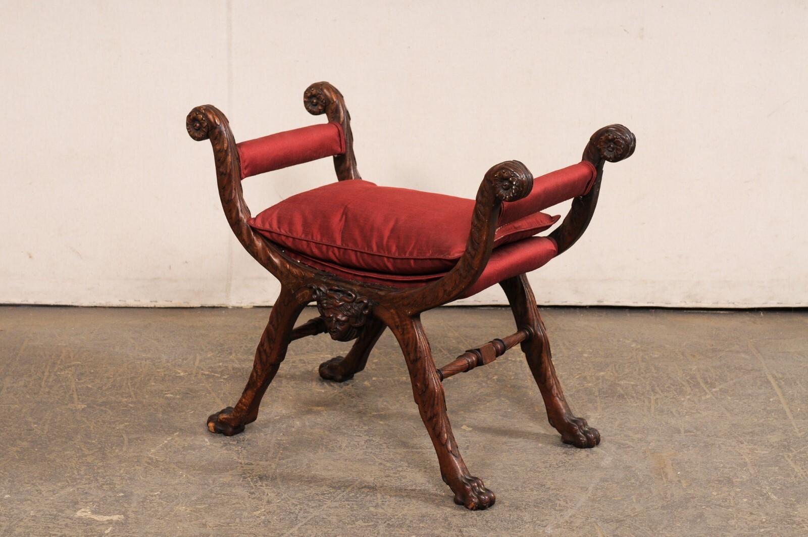 Taburete italiano de madera tallada con patas, principios del S. XX en venta 1
