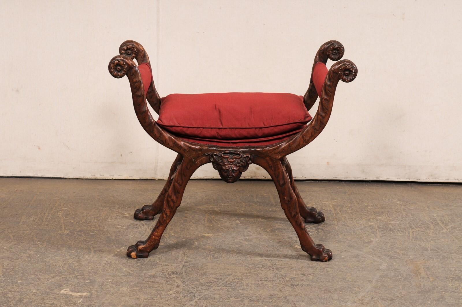 Taburete italiano de madera tallada con patas, principios del S. XX en venta 2