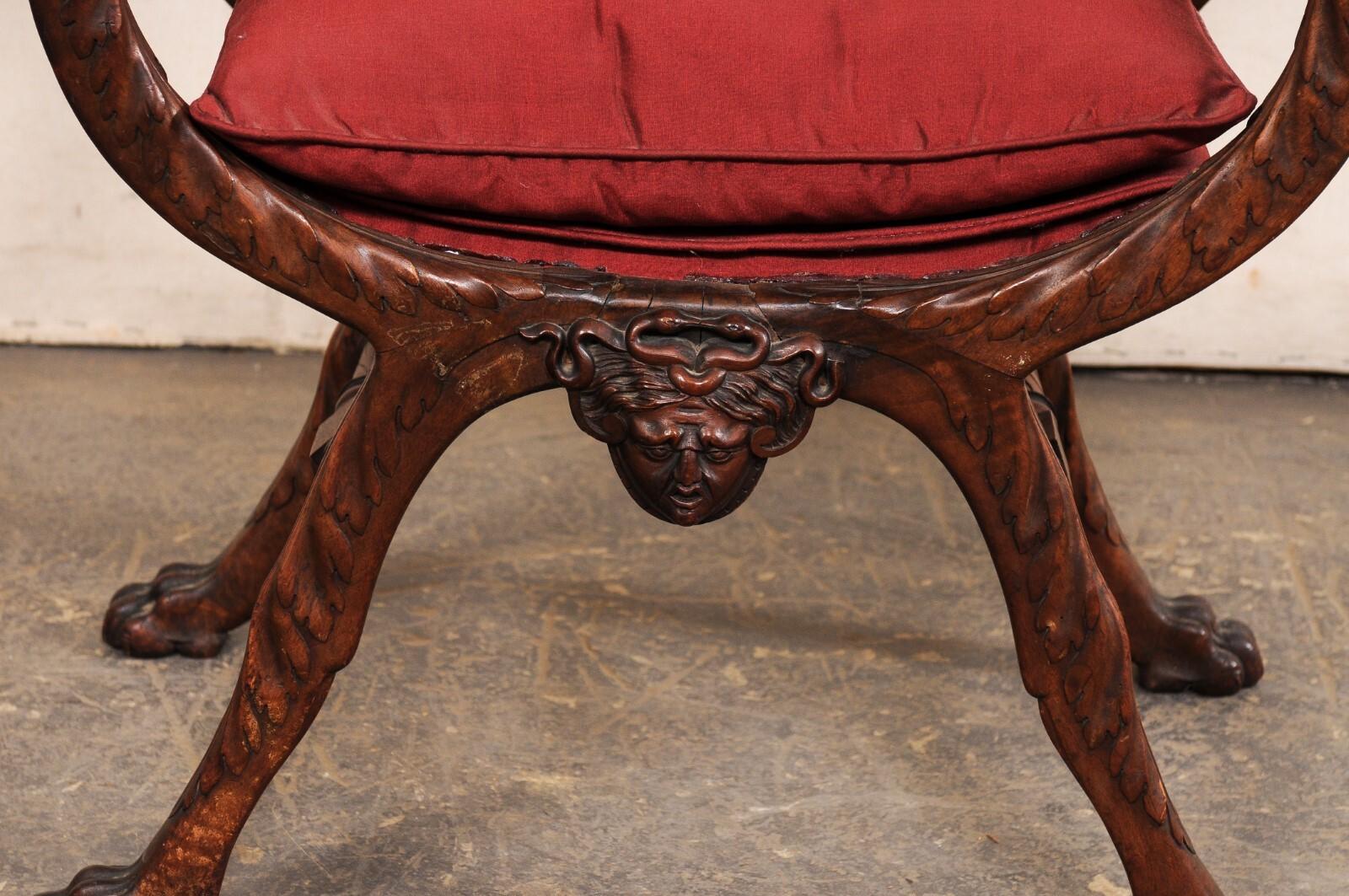 Taburete italiano de madera tallada con patas, principios del S. XX en venta 3