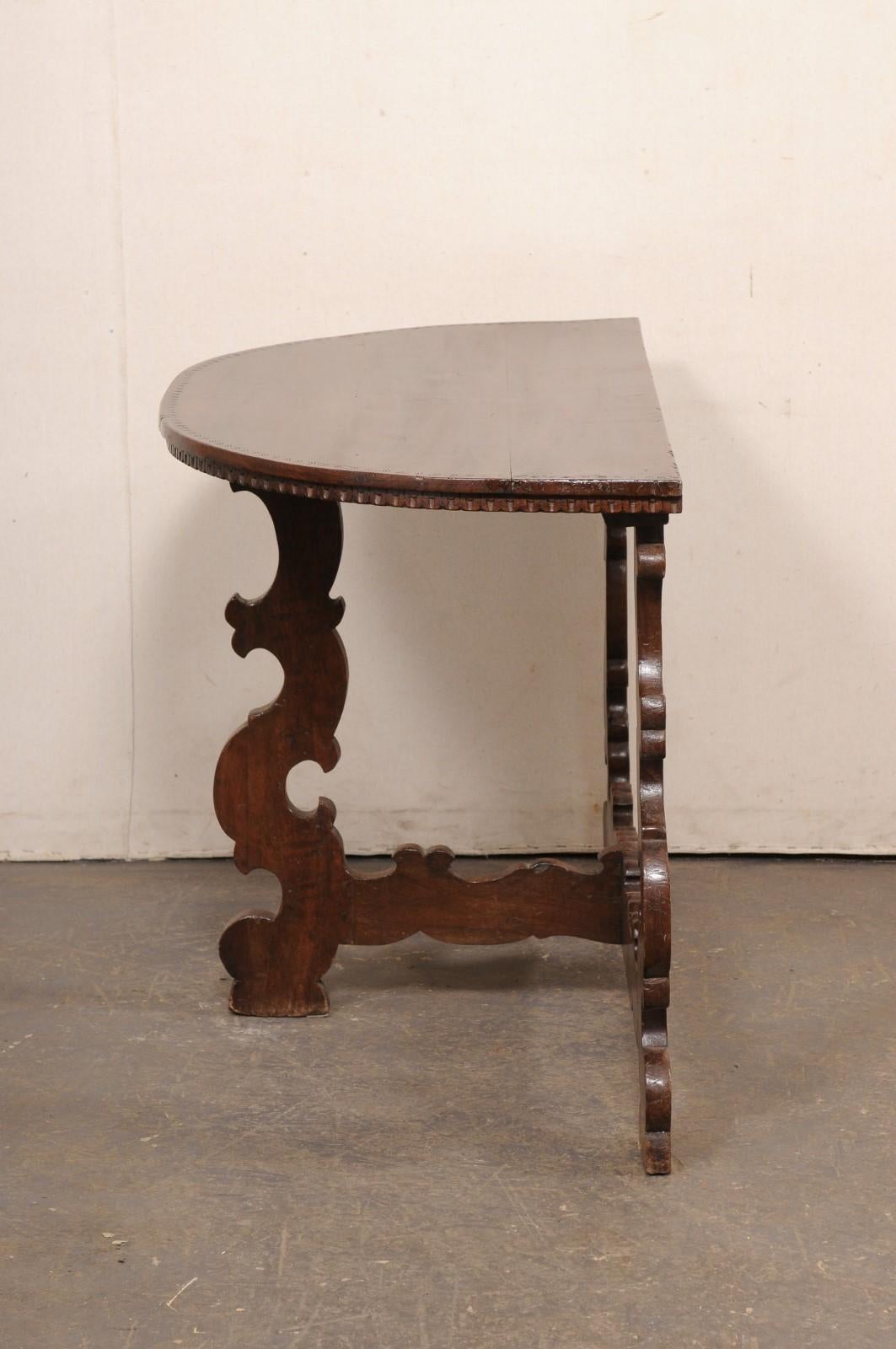Table Demi-Lune italienne en bois sculpté avec pieds et brancards, 19e siècle en vente 5