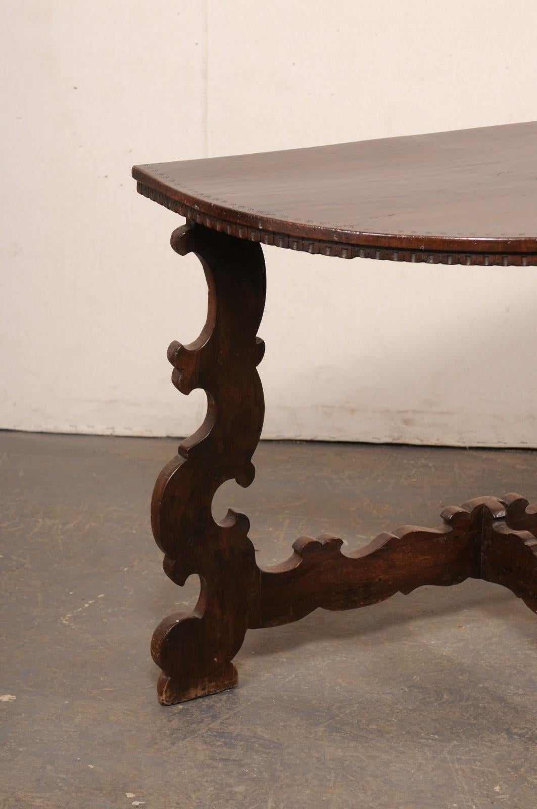 XIXe siècle Table Demi-Lune italienne en bois sculpté avec pieds et brancards, 19e siècle en vente
