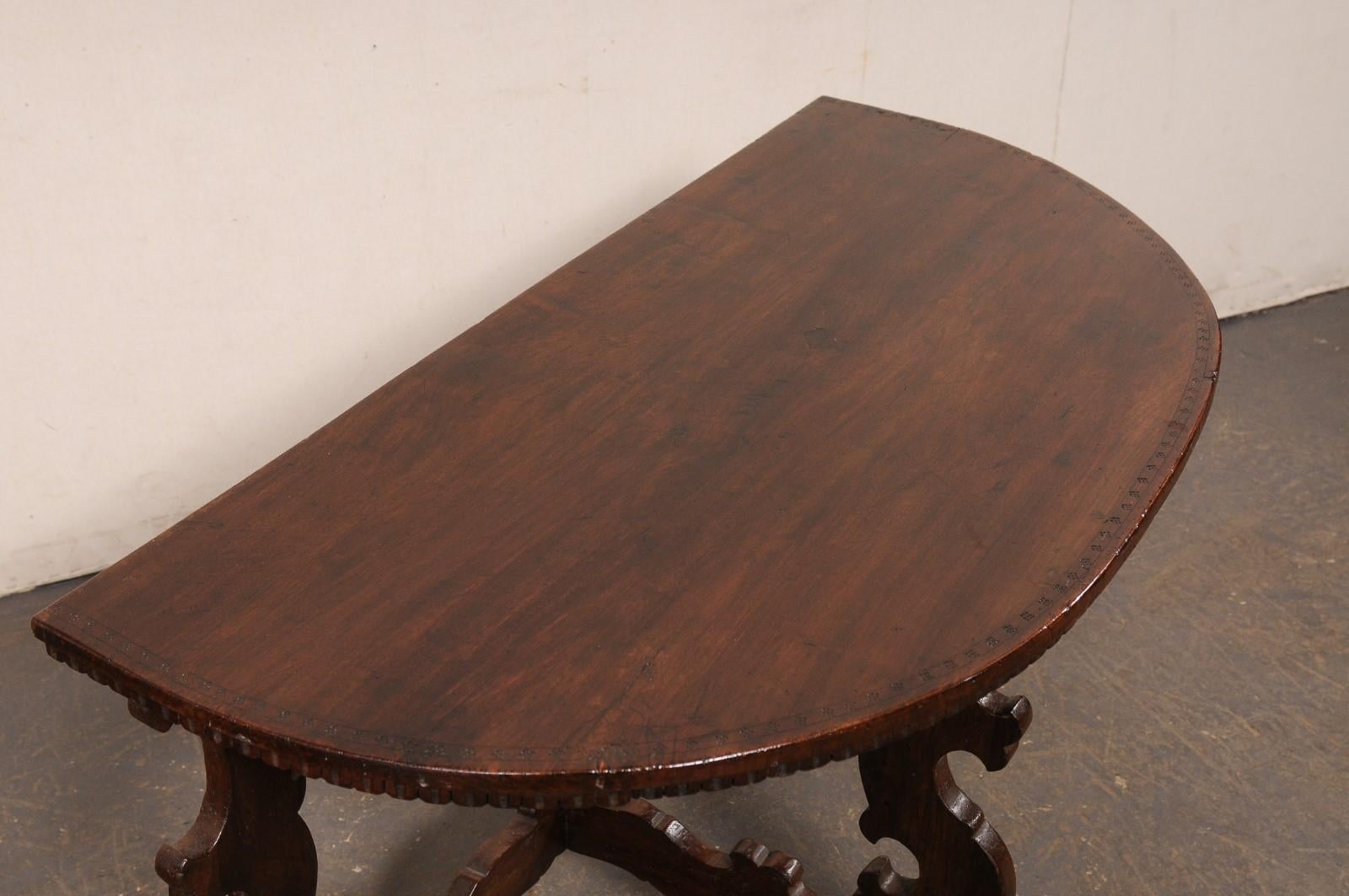 Bois Table Demi-Lune italienne en bois sculpté avec pieds et brancards, 19e siècle en vente