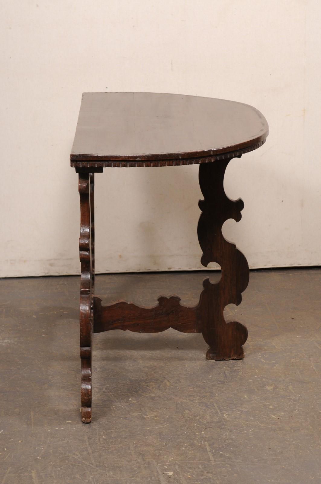 Table Demi-Lune italienne en bois sculpté avec pieds et brancards, 19e siècle en vente 1