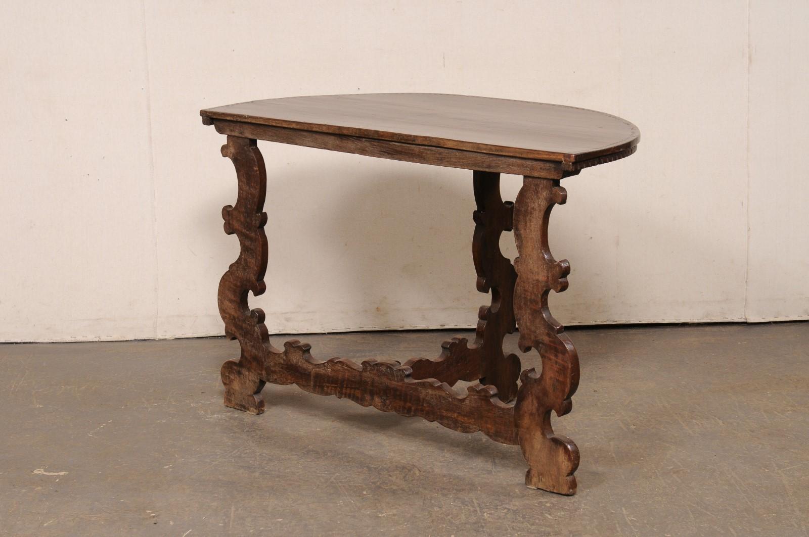 Table Demi-Lune italienne en bois sculpté avec pieds et brancards, 19e siècle en vente 2