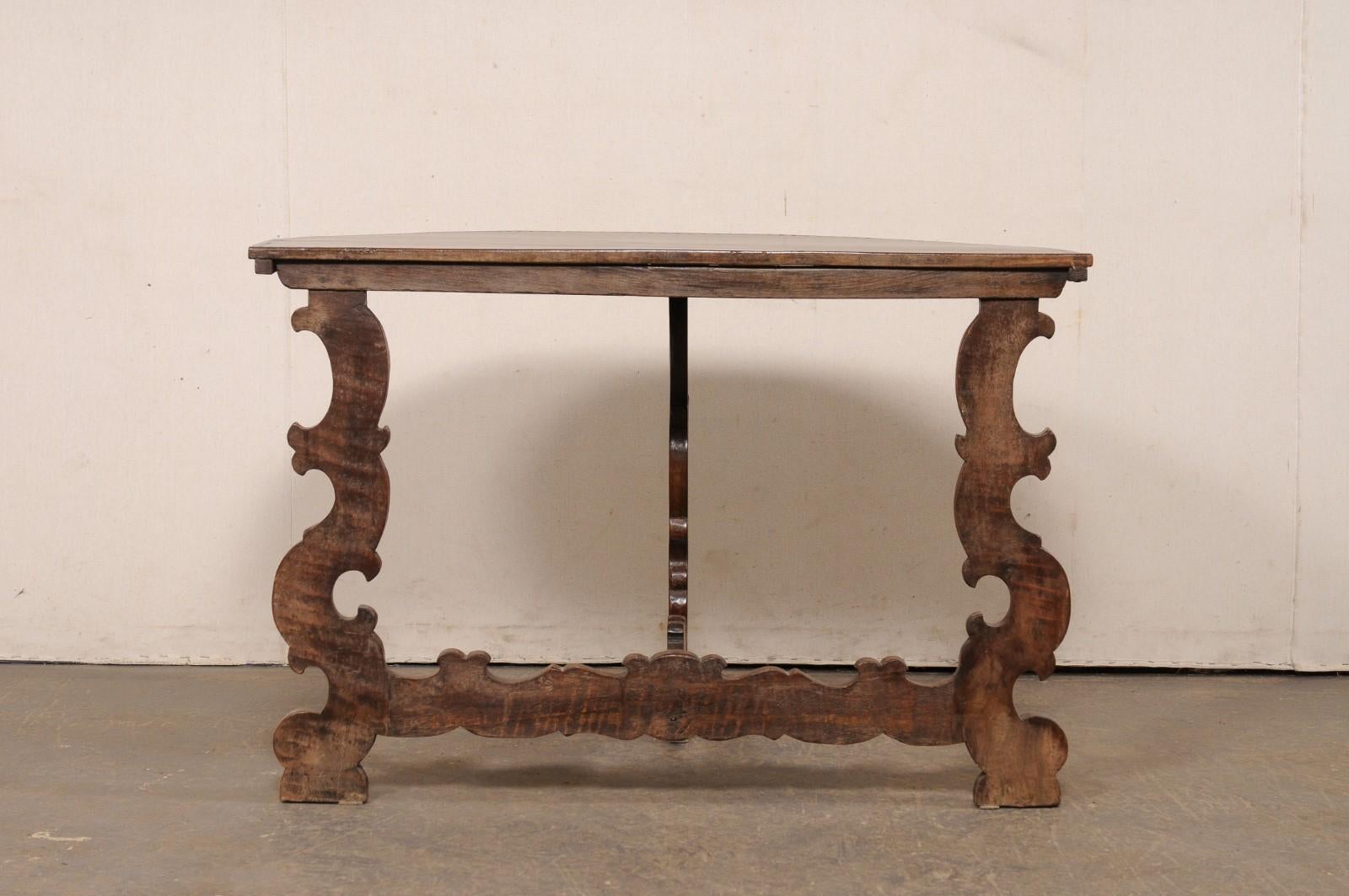 Table Demi-Lune italienne en bois sculpté avec pieds et brancards, 19e siècle en vente 3