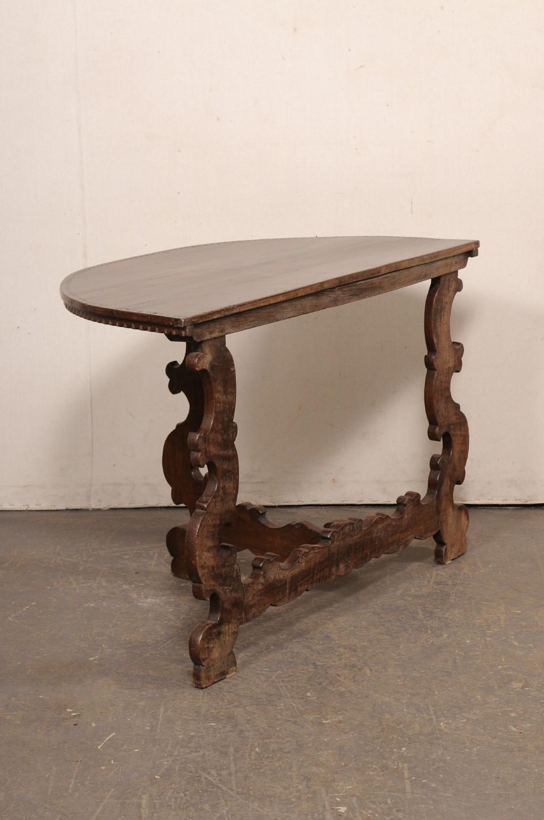 Table Demi-Lune italienne en bois sculpté avec pieds et brancards, 19e siècle en vente 4