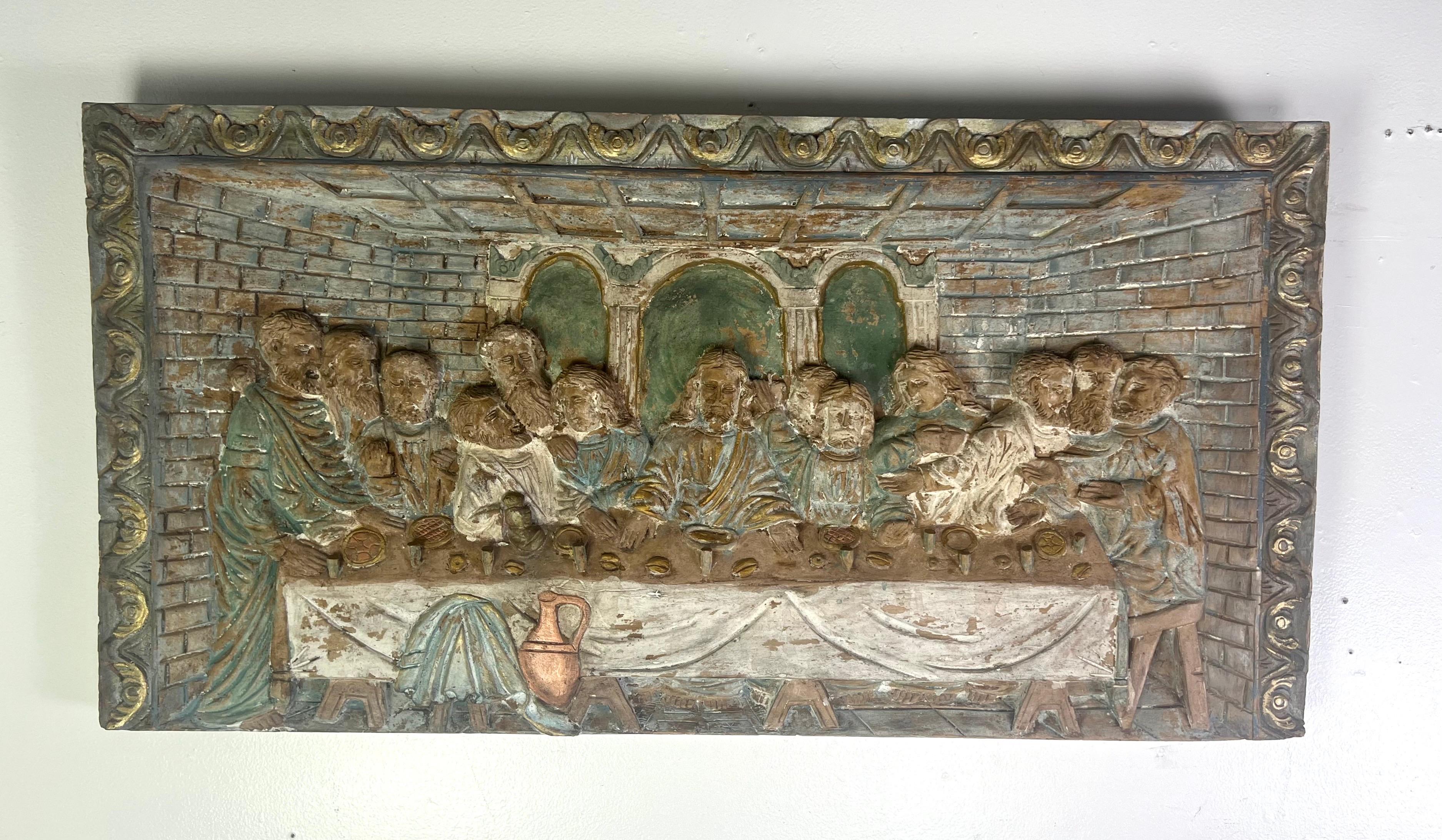Panneau en bas-relief du 19e C. Il s'agit d'un type de sculpture où le motif n'est que légèrement surélevé par rapport à la surface du fond, ce qui crée un effet de bas-relief peu profond.  Le relief représente 