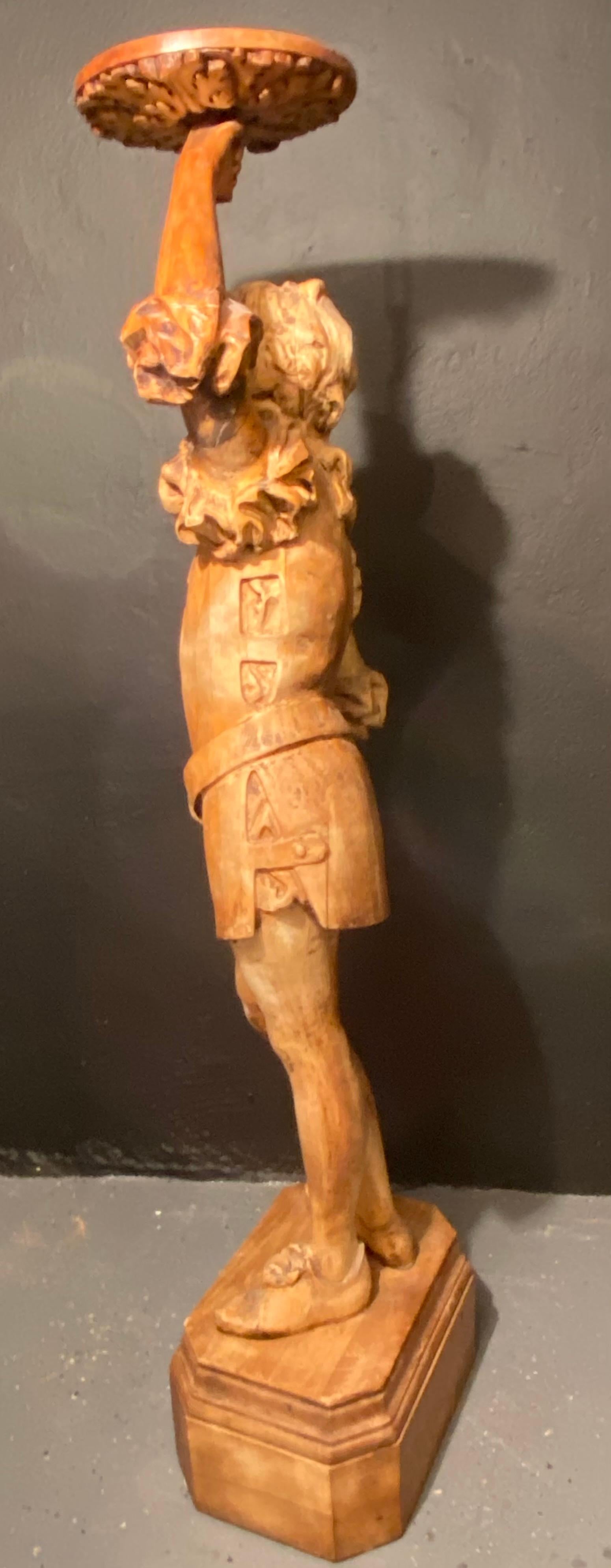 Italienischer geschnitzter figuraler Kartenständer aus Holz, Receiver, spätes 18. Jahrhundert im Angebot 10