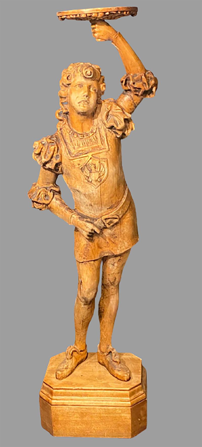 Antike italienische geschnitzte Holzfigur Kartenständer oder Server. Lebensgroße Figur in Form eines jungen Kavaliers, der ein rundes Tablett hält, auf einem kleinen Sockel.


1EXA.