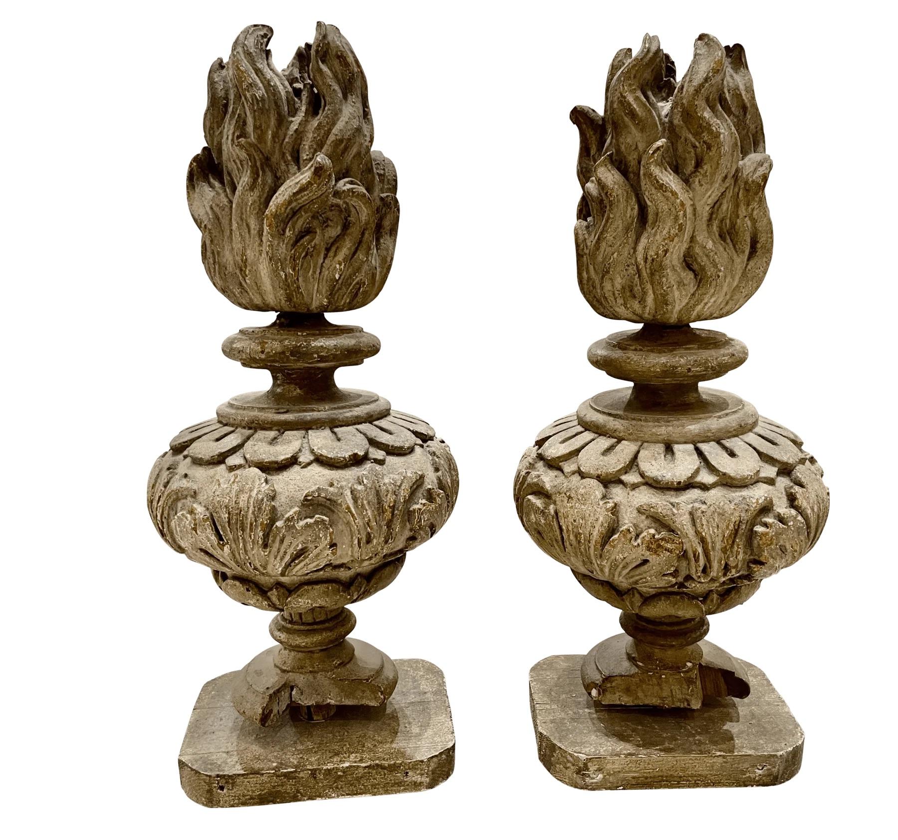 italien Italian carved wood flame urns, 18th Century en vente