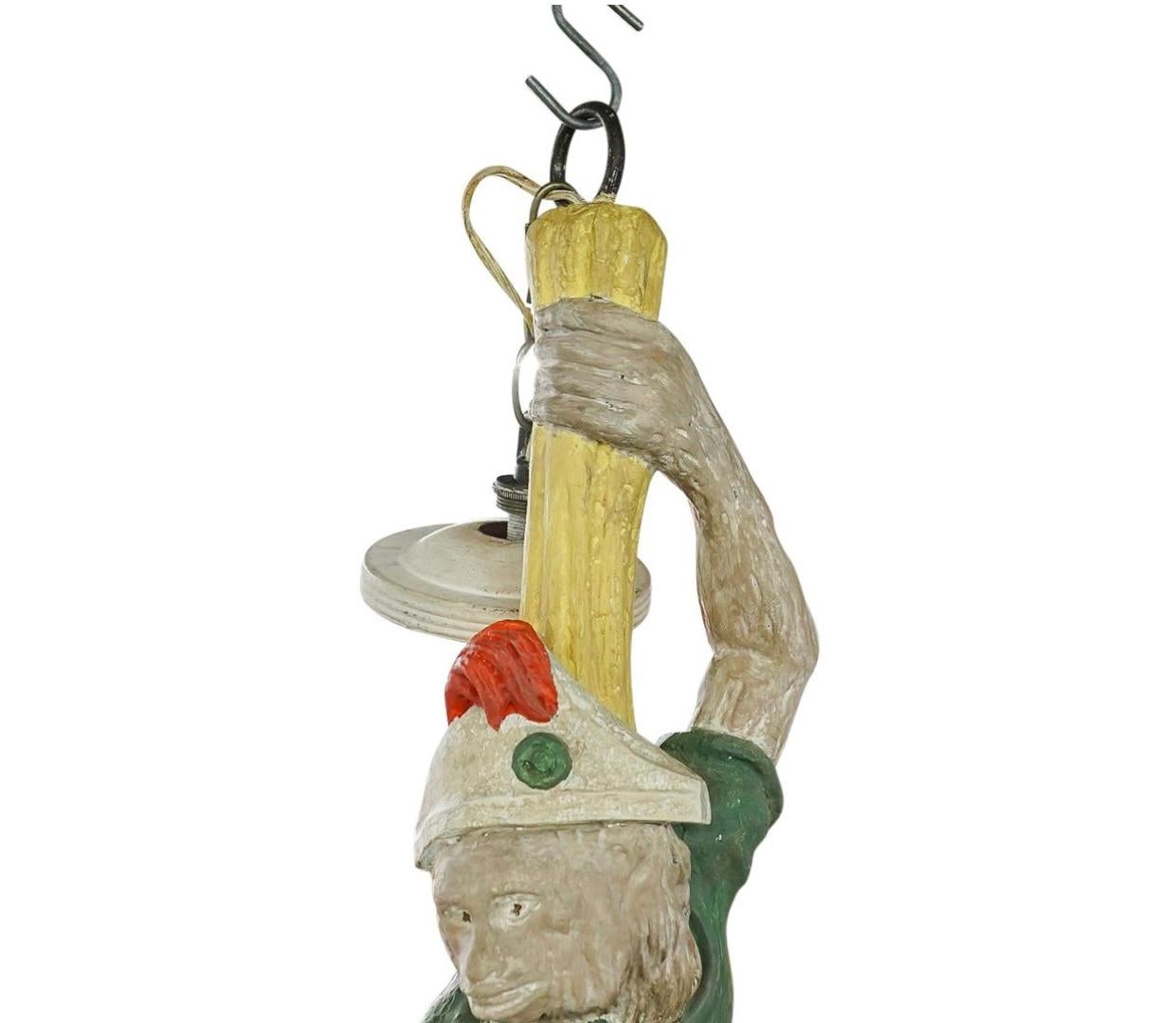 Italienisch geschnitzt Wood Painted Monkey Kronleuchter (Moderne der Mitte des Jahrhunderts) im Angebot