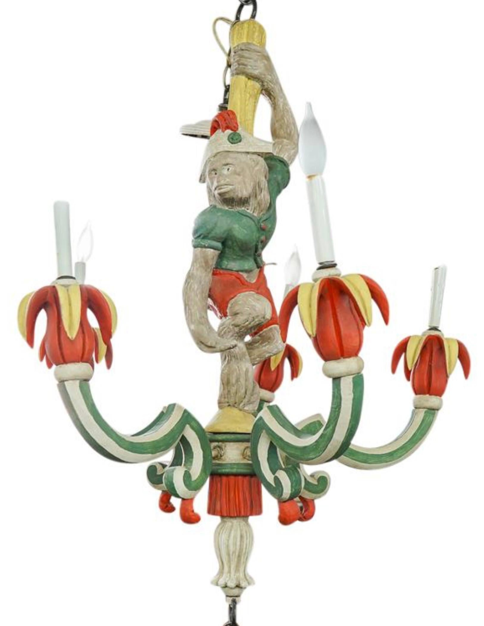 Italienisch geschnitzt Wood Painted Monkey Kronleuchter (20. Jahrhundert) im Angebot