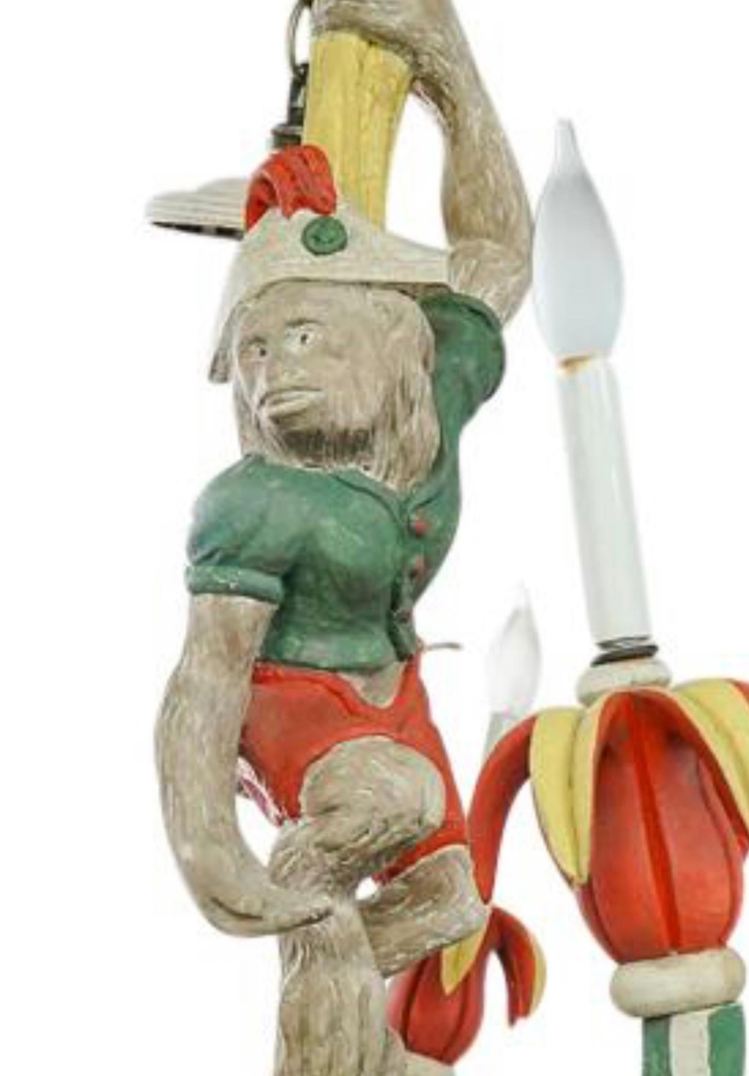 Italienisch geschnitzt Wood Painted Monkey Kronleuchter im Angebot 1