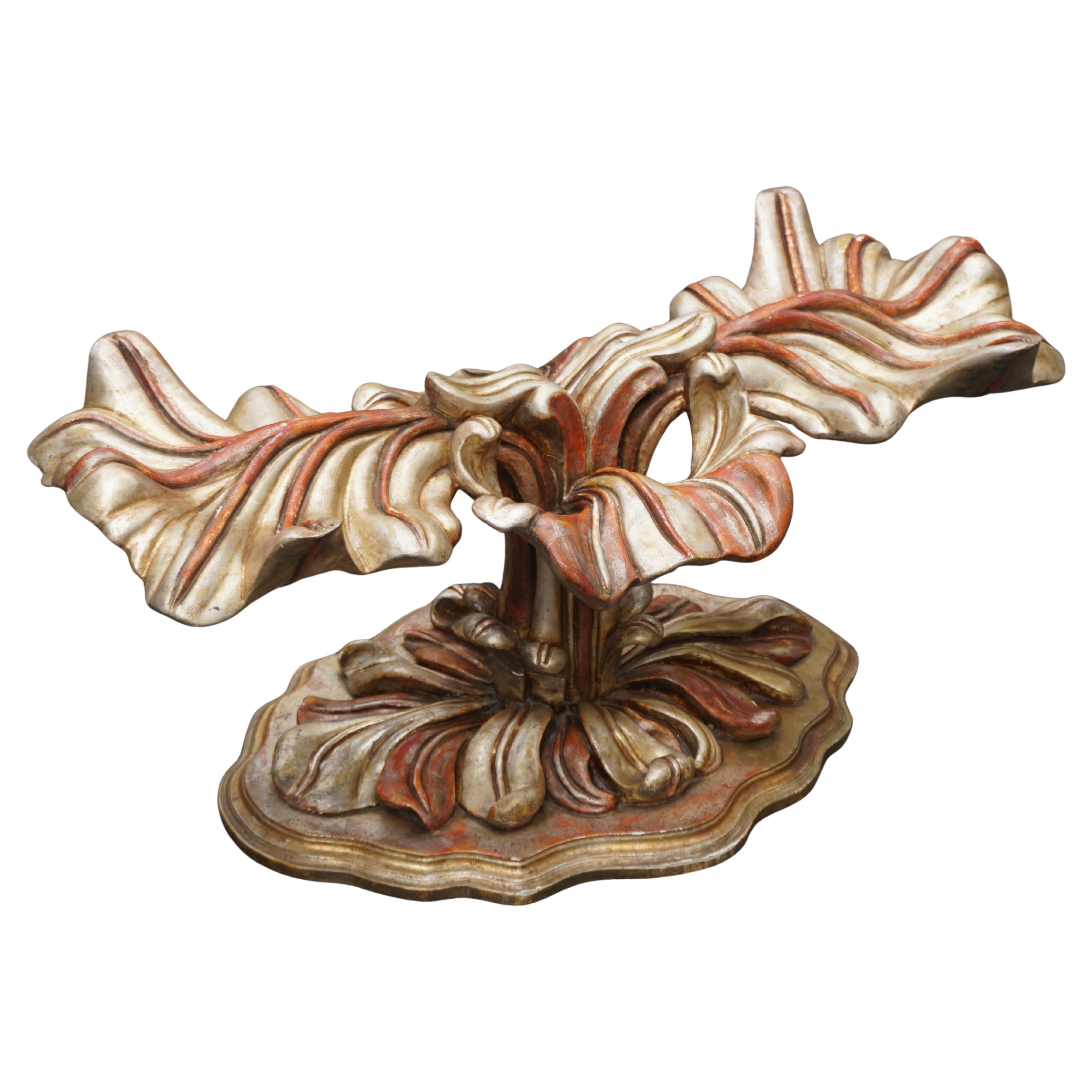 Italian Coffee Table – Solid Wood & Glass – 1970s

This exceptional Italian coffee table from the 1970s combines refined craftsmanship with a timeless design. The artistic base, made of solid wood, is richly decorated with baroque and rococo