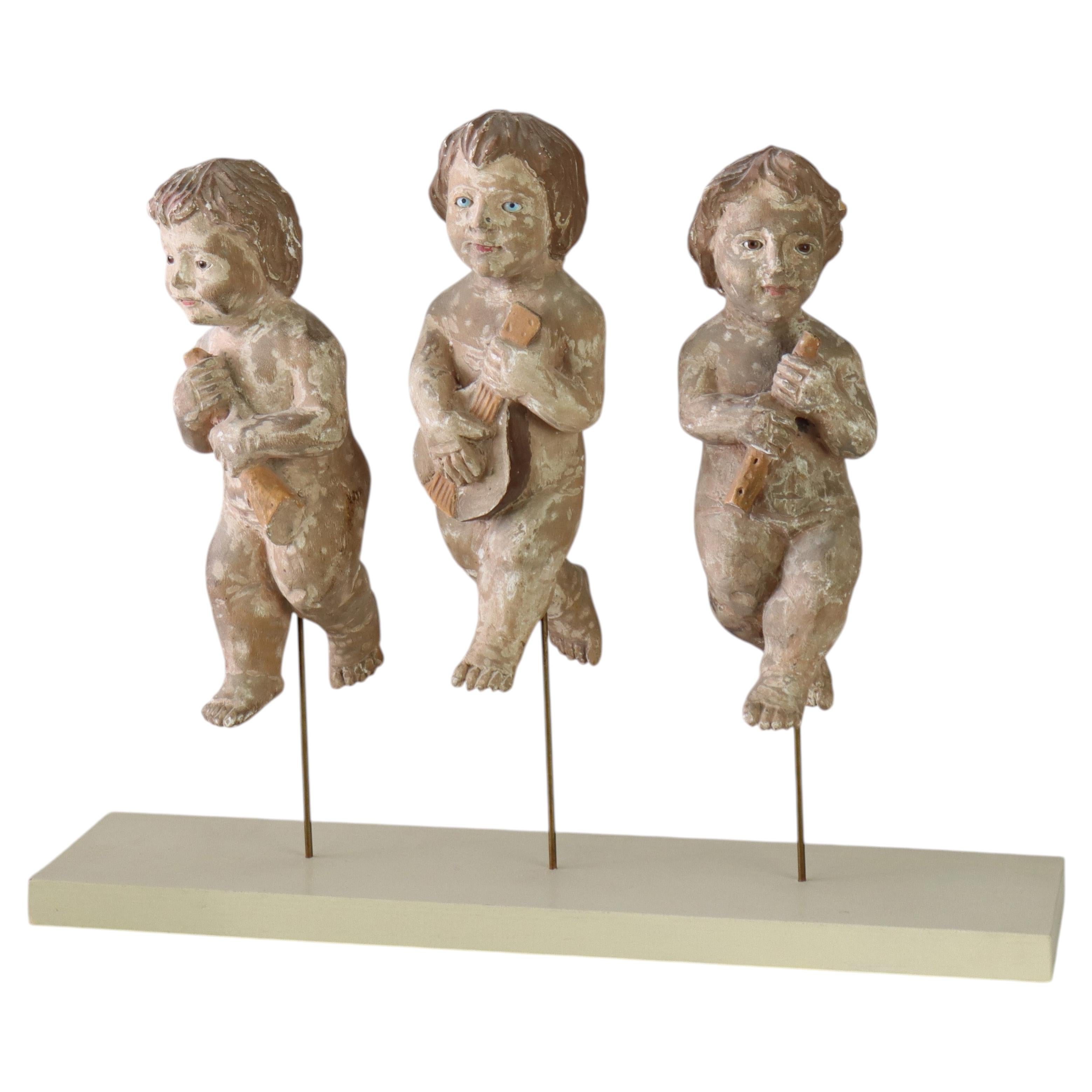 Italienisch geschnitzt Holz Putti Musiker Figuren mit Glasaugen C1920 im Angebot