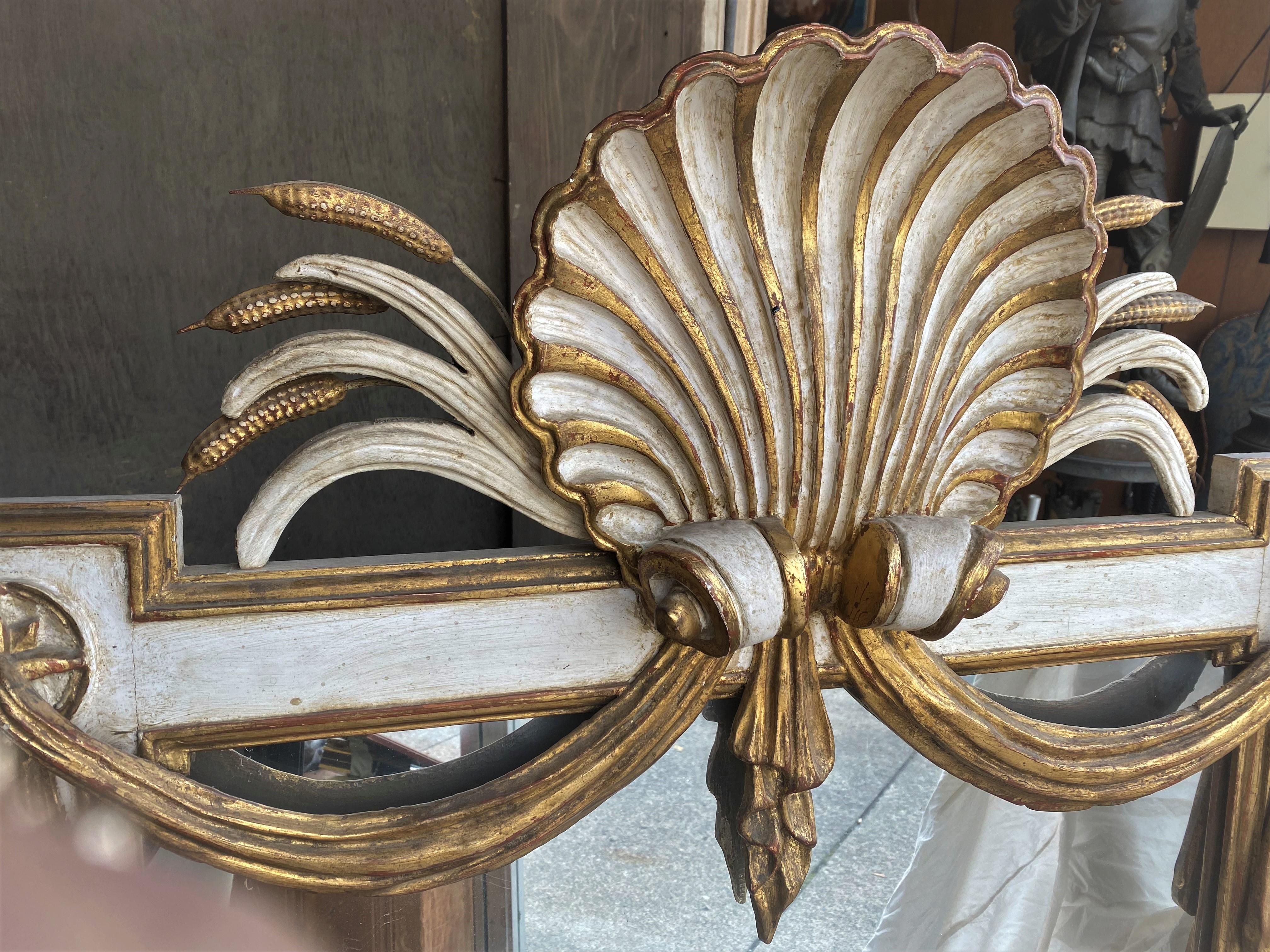 Italienisch geschnitzt Wood Shell Star Weizen & Drapierte Stoff Großer Spiegel Weiß & Gold (Hollywood Regency) im Angebot