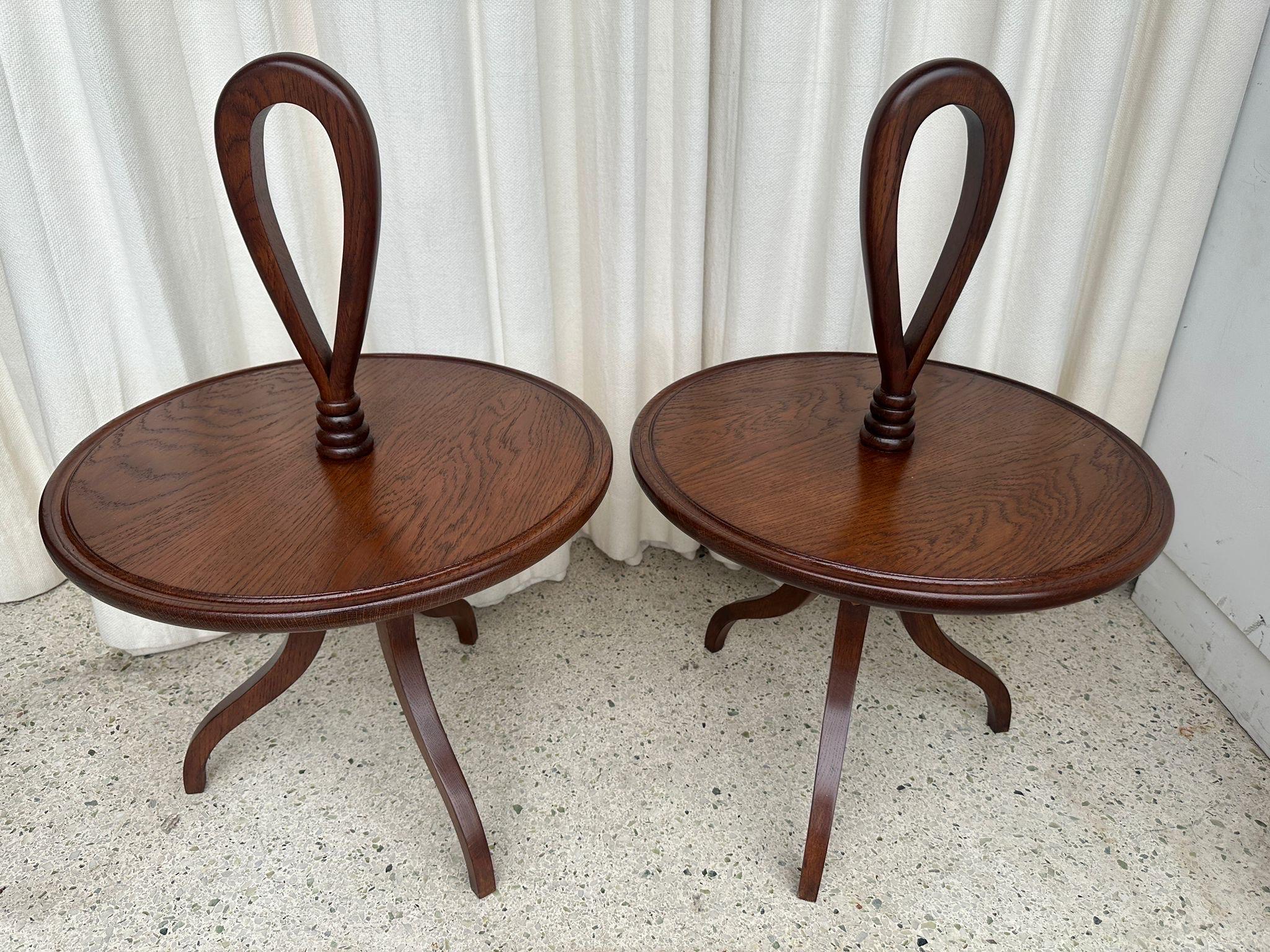 Tavolino italiano in Wood intagliato (DUE disponibili) con maniglia a nastro in vendita 3