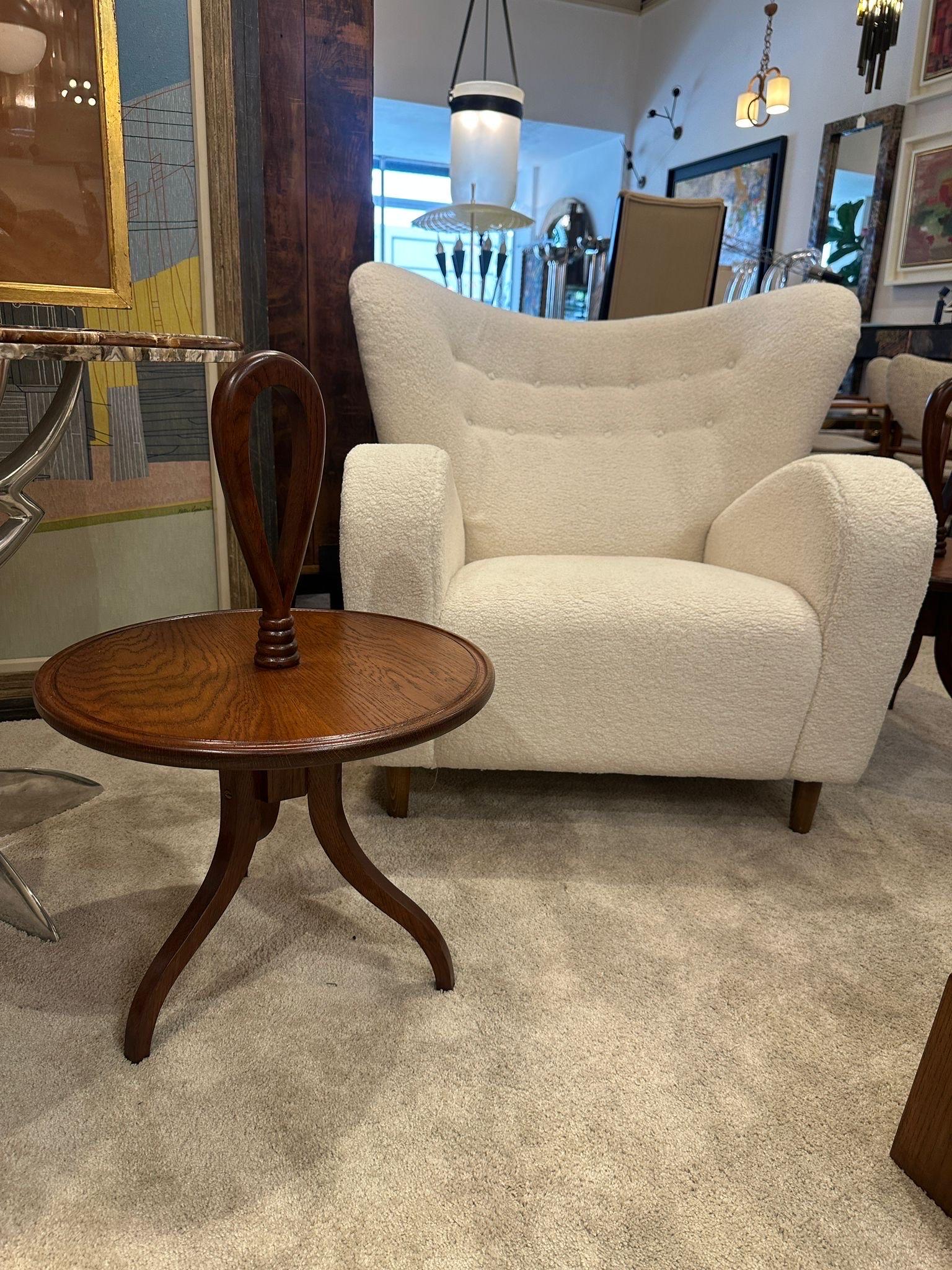 Tavolino italiano in Wood intagliato (DUE disponibili) con maniglia a nastro in vendita 4