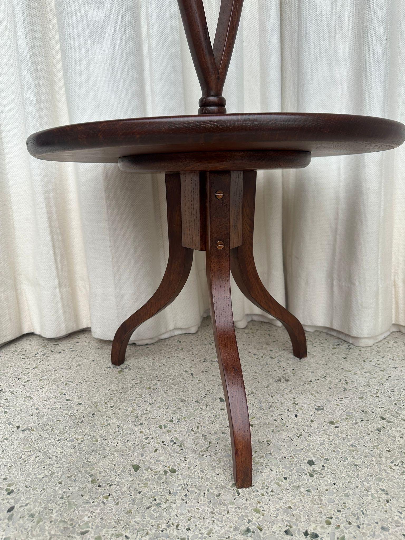 Art Déco Tavolino italiano in Wood intagliato (DUE disponibili) con maniglia a nastro in vendita