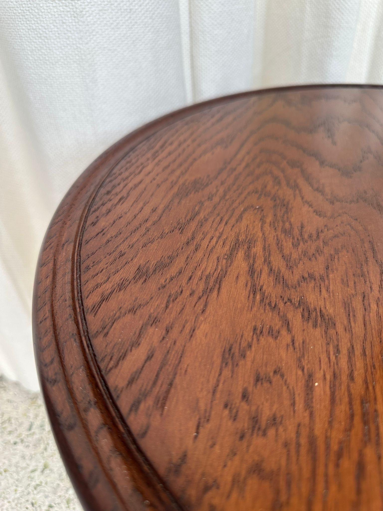 Italiano Tavolino italiano in Wood intagliato (DUE disponibili) con maniglia a nastro in vendita