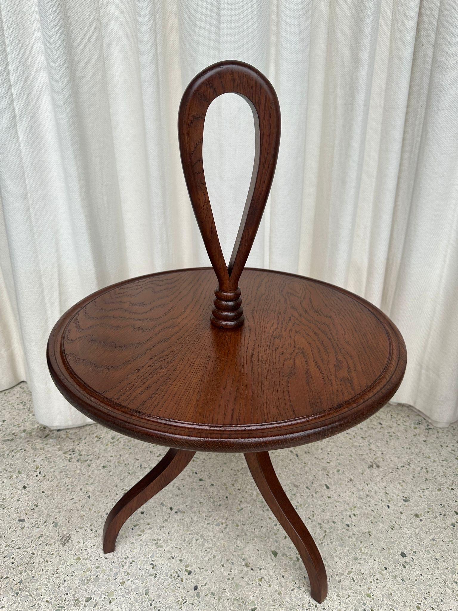 Tavolino italiano in Wood intagliato (DUE disponibili) con maniglia a nastro In condizioni buone in vendita a North Miami, FL
