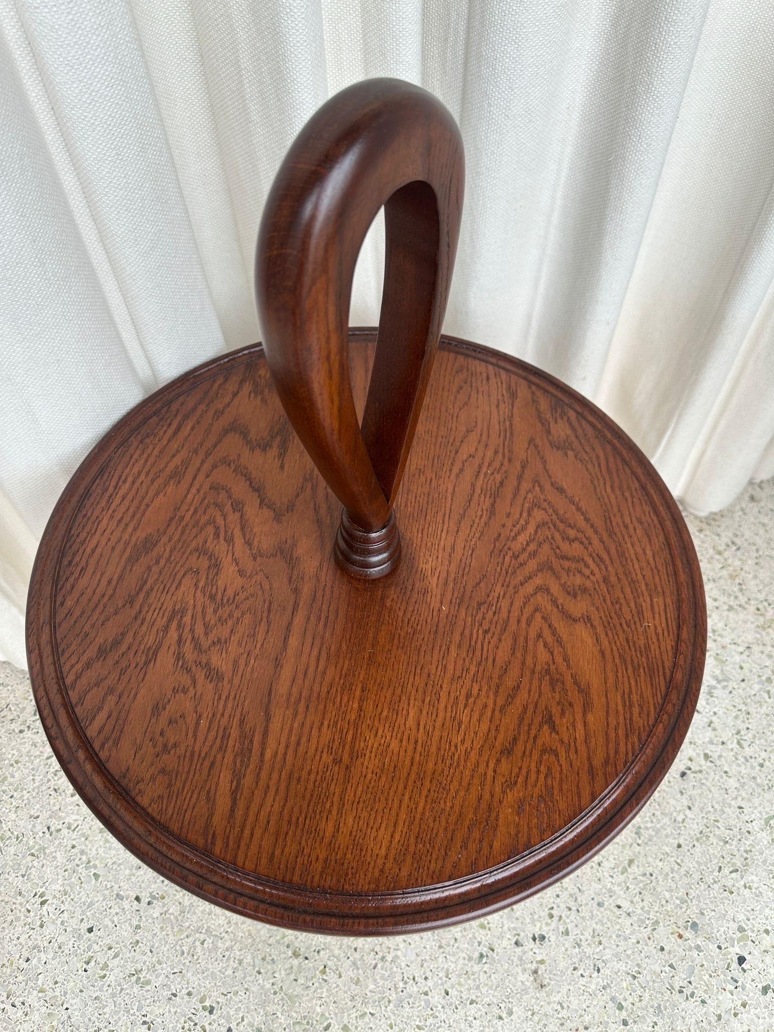 Metà XX secolo Tavolino italiano in Wood intagliato (DUE disponibili) con maniglia a nastro in vendita
