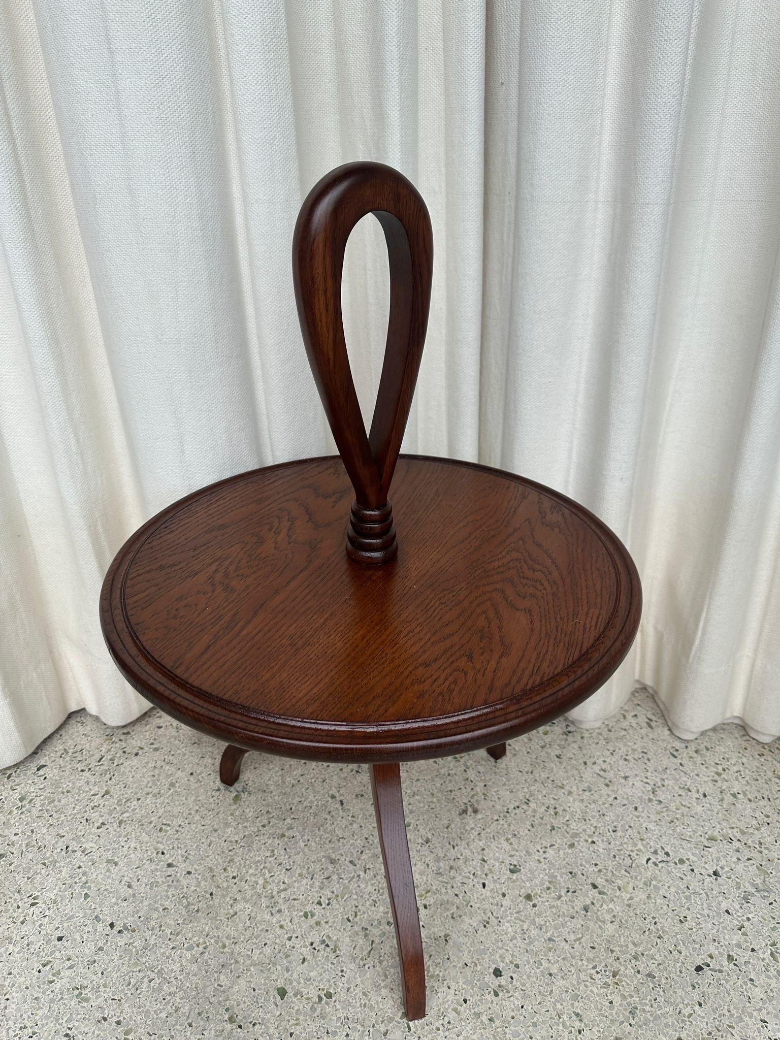 Noce Tavolino italiano in Wood intagliato (DUE disponibili) con maniglia a nastro in vendita