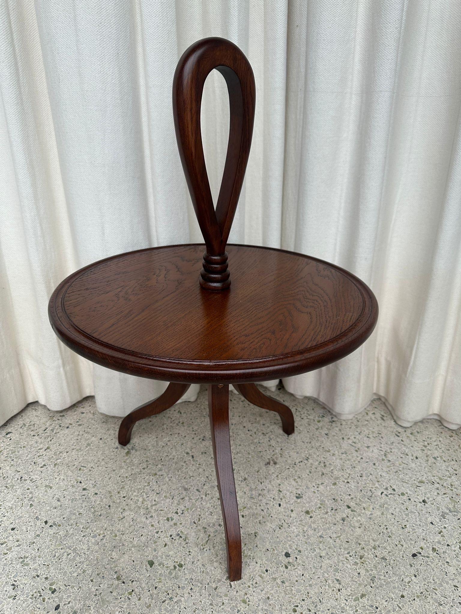 Tavolino italiano in Wood intagliato (DUE disponibili) con maniglia a nastro in vendita 1