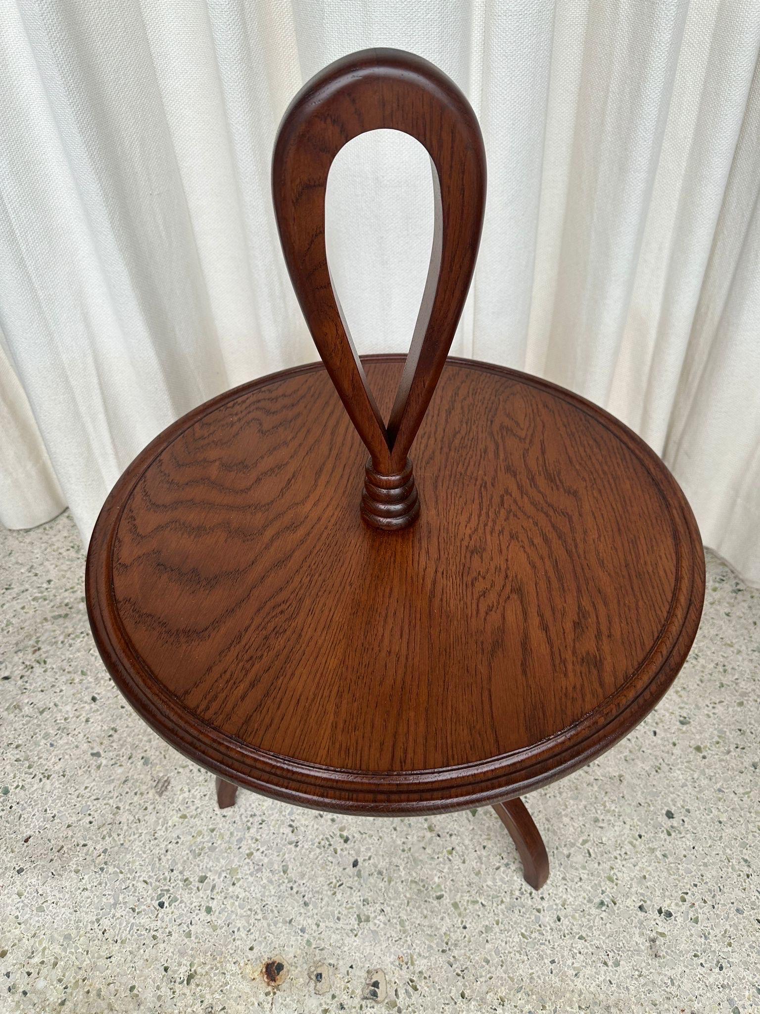 Tavolino italiano in Wood intagliato (DUE disponibili) con maniglia a nastro in vendita 2
