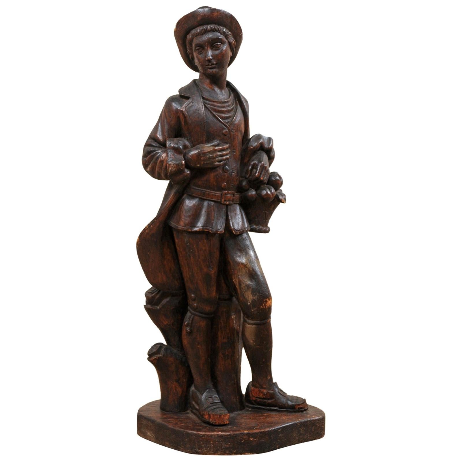 Italienische geschnitzte Holzstatue einer männlichen Figur, die einen Korb hält, Mitte des 20. Jahrhunderts