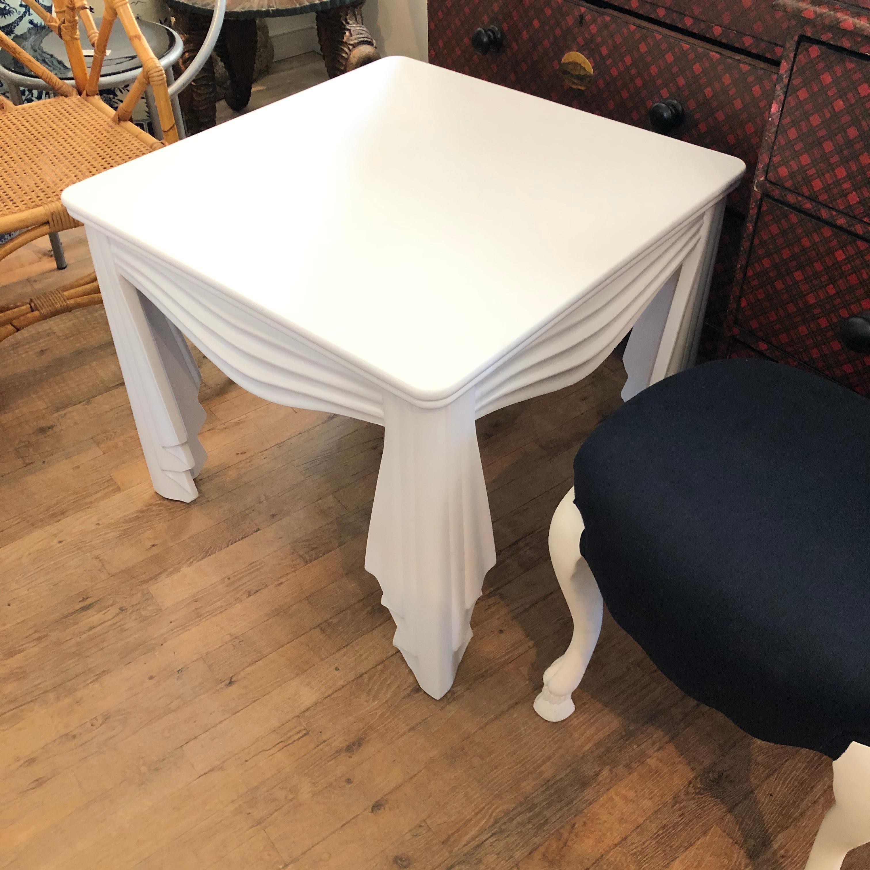 Table italienne en bois sculpté en vente 1