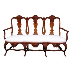 Sillón italiano de madera tallada y triple respaldo de cerezo, circa 1770