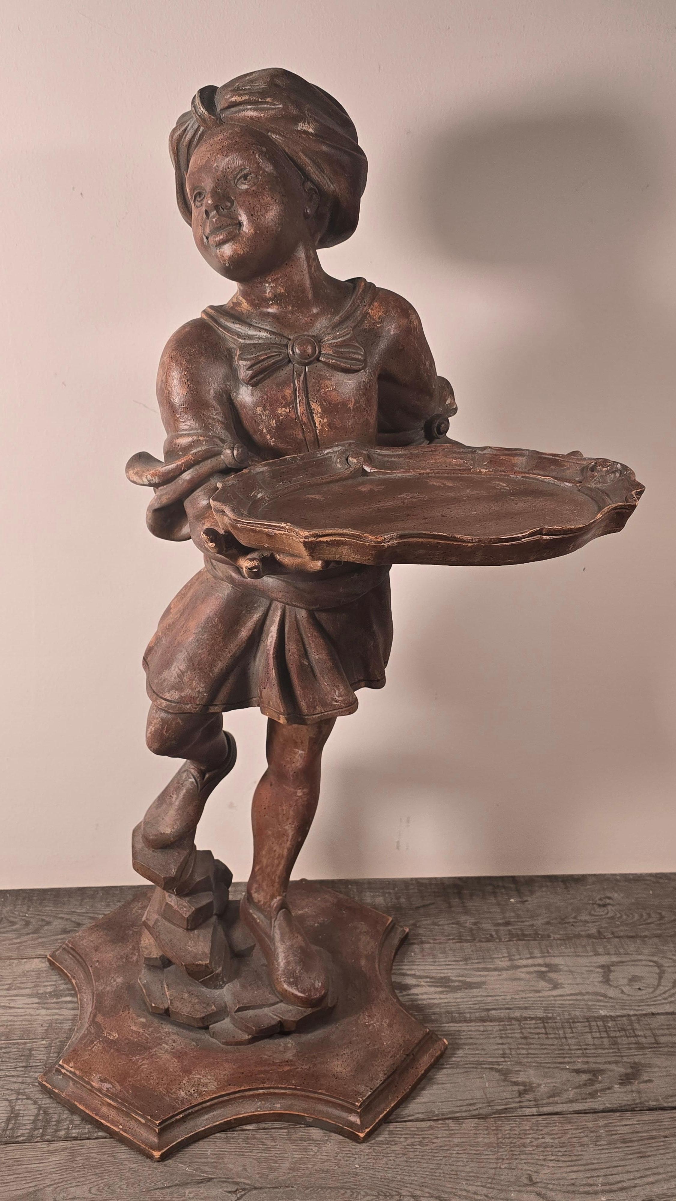 Hollywood Regency Ragazza turca in legno intagliato italiano con vassoio su plinto, finitura bronzo finto anni '60 in vendita