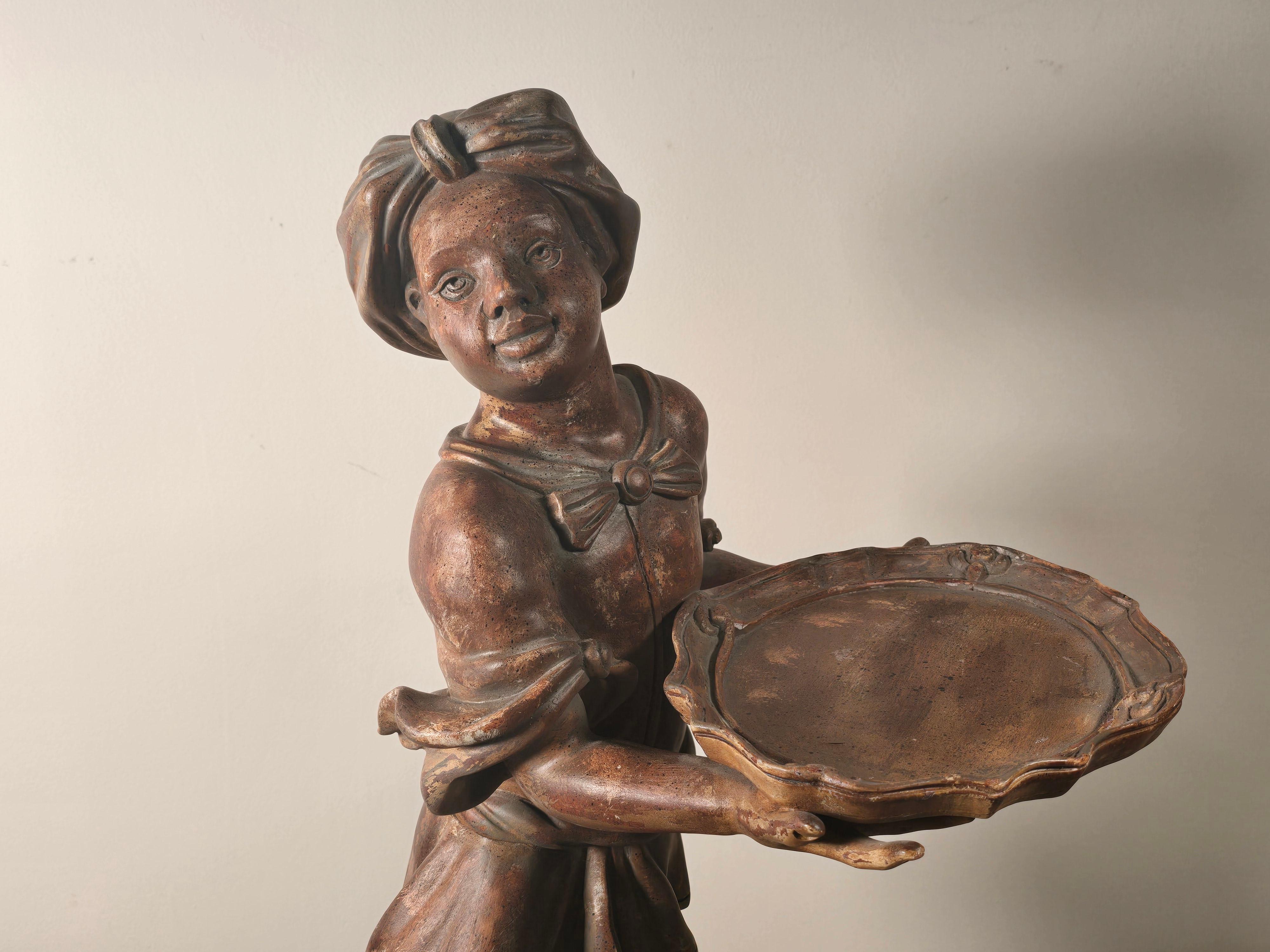 Italiano Ragazza turca in legno intagliato italiano con vassoio su plinto, finitura bronzo finto anni '60 in vendita