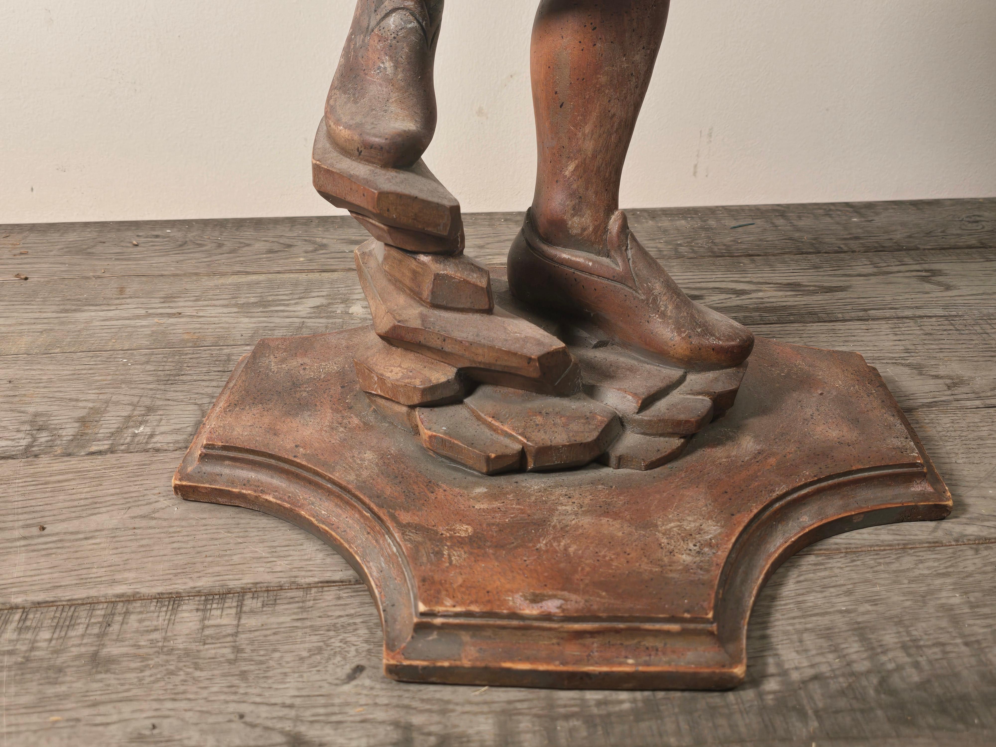 Intagliato a mano Ragazza turca in legno intagliato italiano con vassoio su plinto, finitura bronzo finto anni '60 in vendita