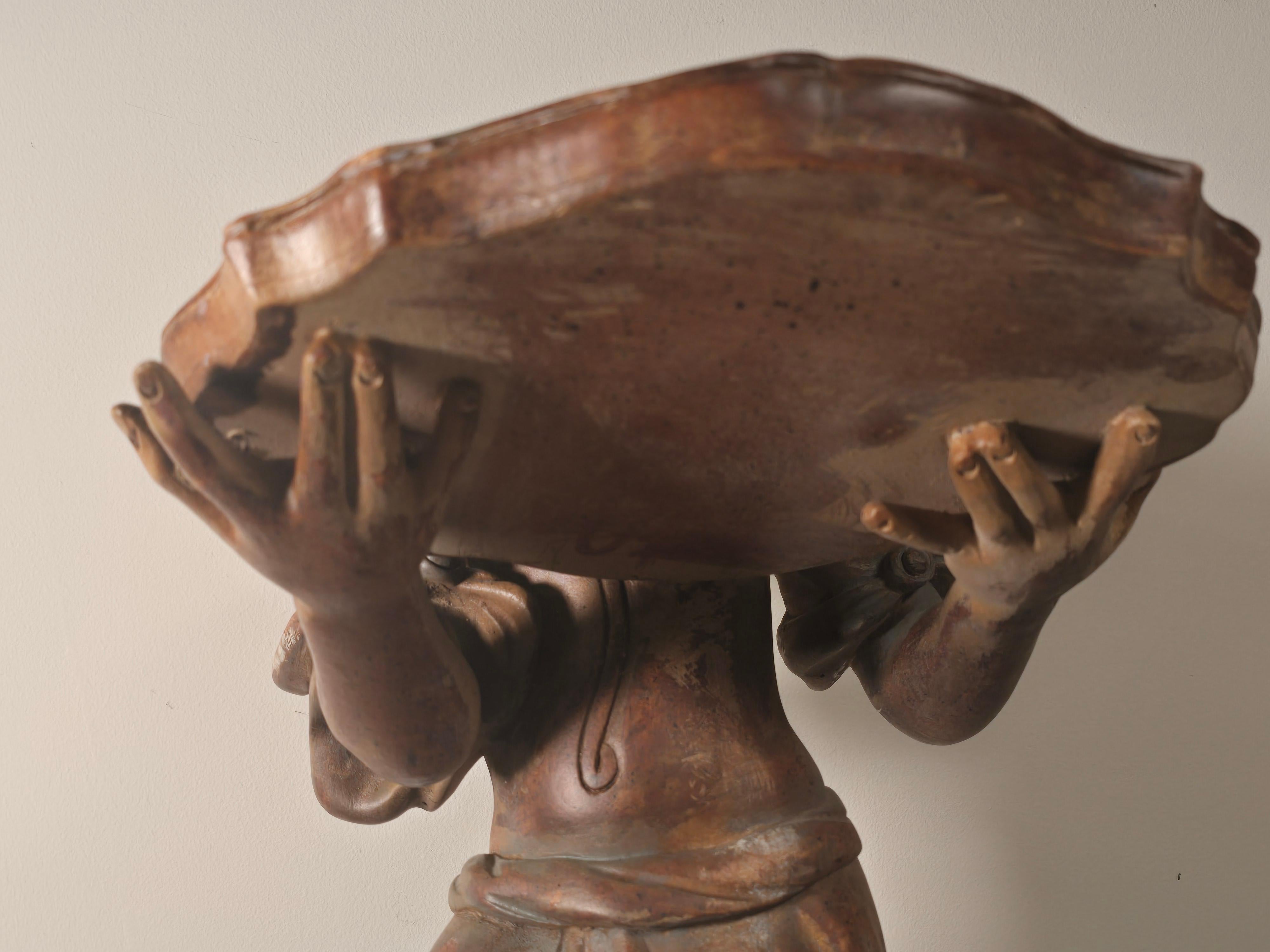 Ragazza turca in legno intagliato italiano con vassoio su plinto, finitura bronzo finto anni '60 In condizioni buone in vendita a Kilmarnock, VA