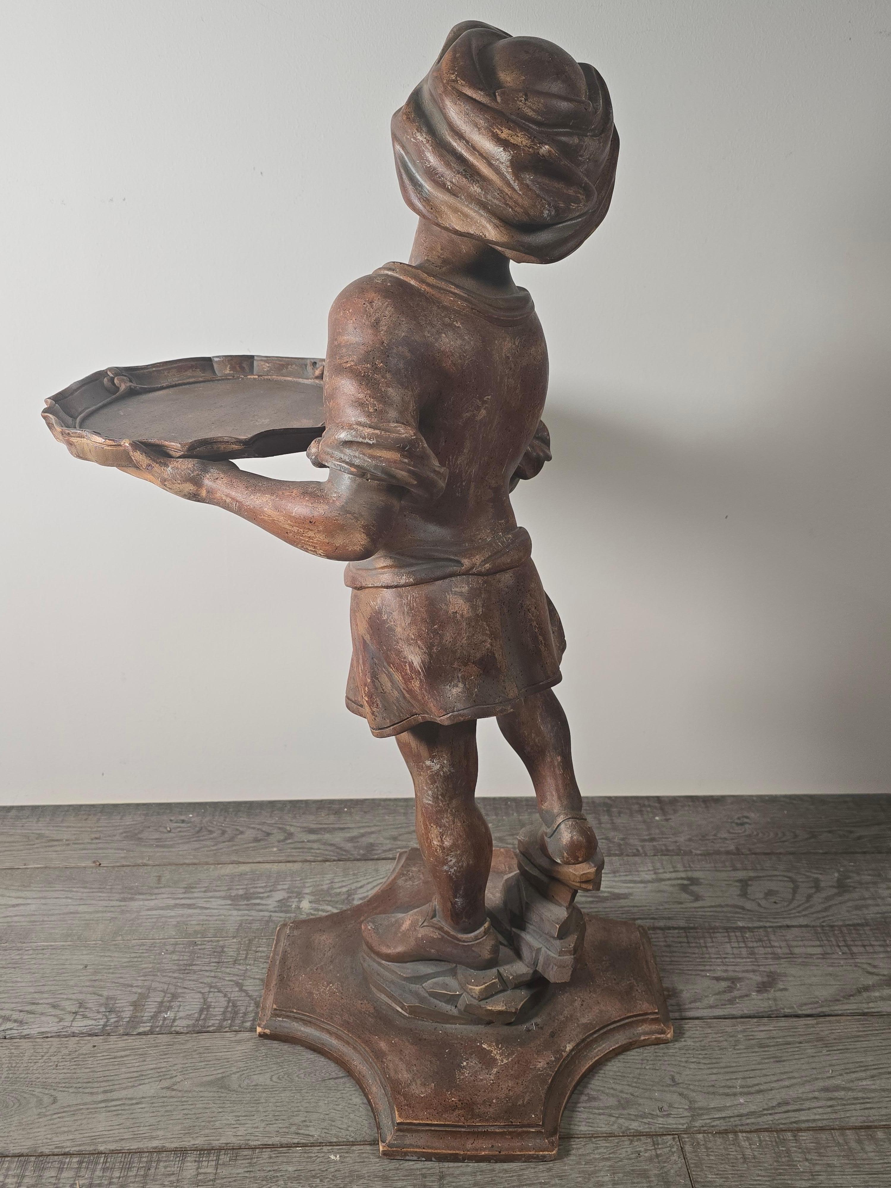 Metà XX secolo Ragazza turca in legno intagliato italiano con vassoio su plinto, finitura bronzo finto anni '60 in vendita