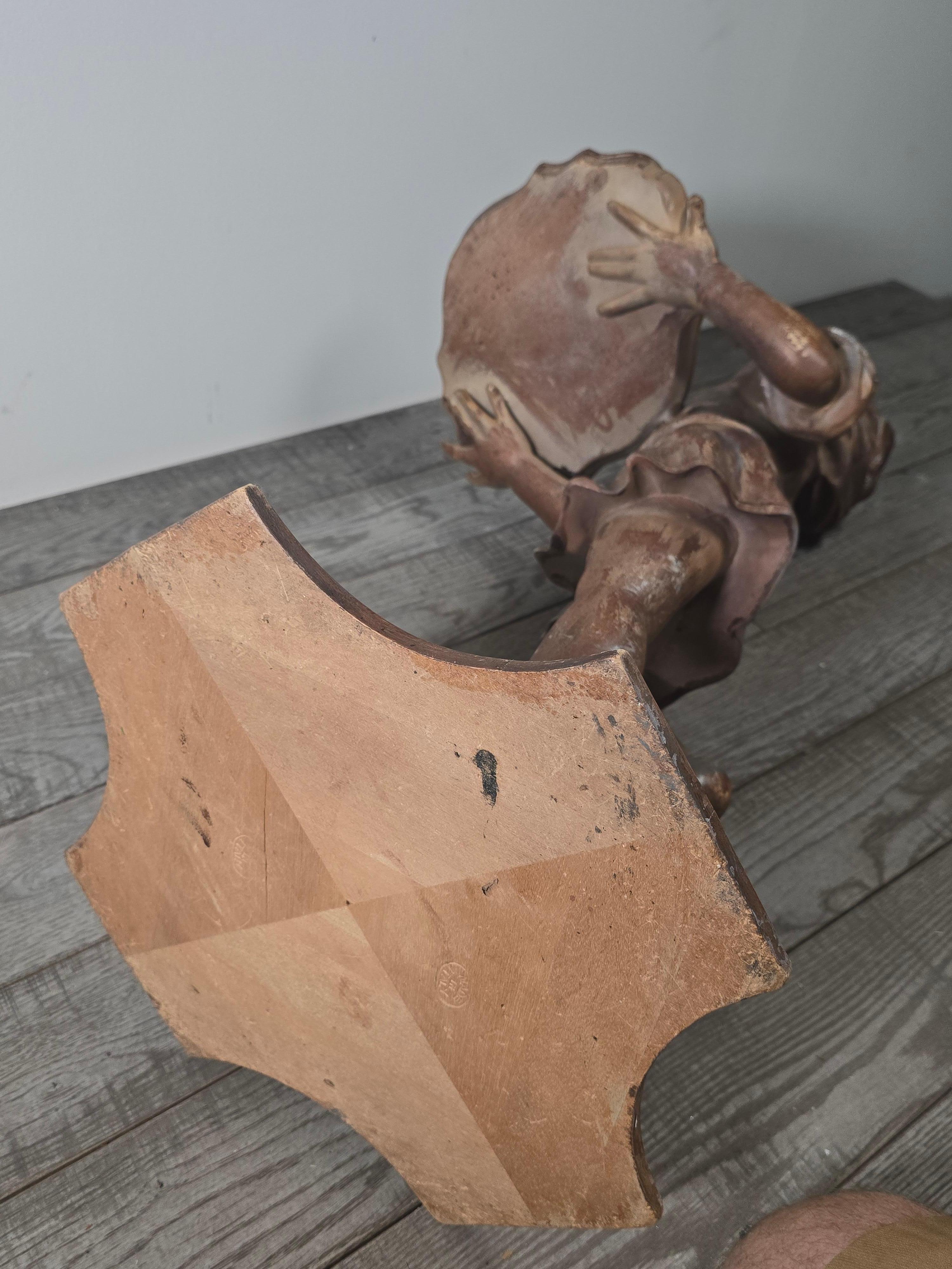 Legno Ragazza turca in legno intagliato italiano con vassoio su plinto, finitura bronzo finto anni '60 in vendita