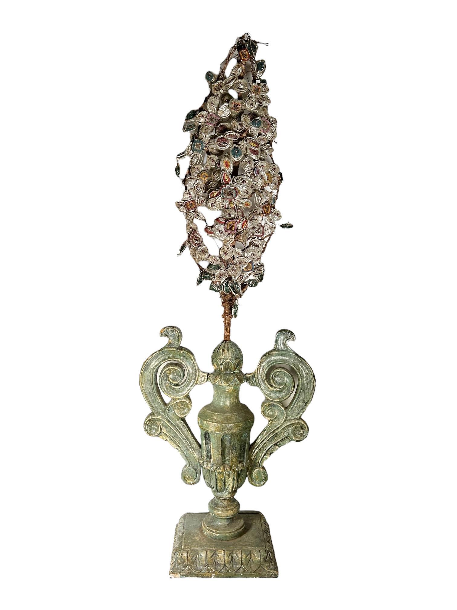 Un par de urnas de madera tallada con asas y flores de cristal tallado facetado procedentes de Italia. Cada urna de madera tallada presenta unas graciosas asas torneadas y una rica pátina, y sirve de elegante base para un ramo de antiguas flores de